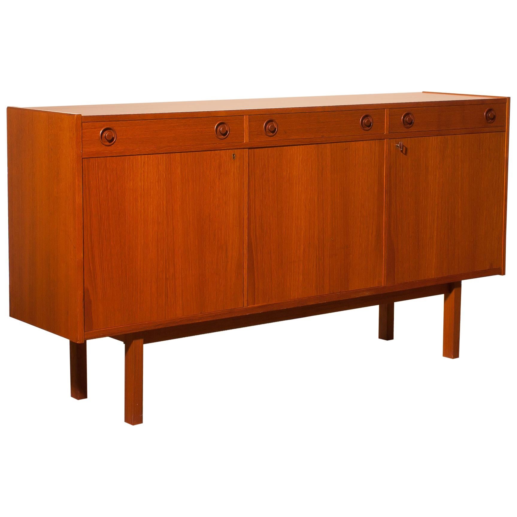 Beautiful sideboard produced by Brexo Möbler, Sweden.
This cabinet is made of teak and has three drawers and three doors.
It is in very nice condition.
Key included.
Period 1950s.
Dimensions: H 90 cm, W 170 cm, D 42 cm.