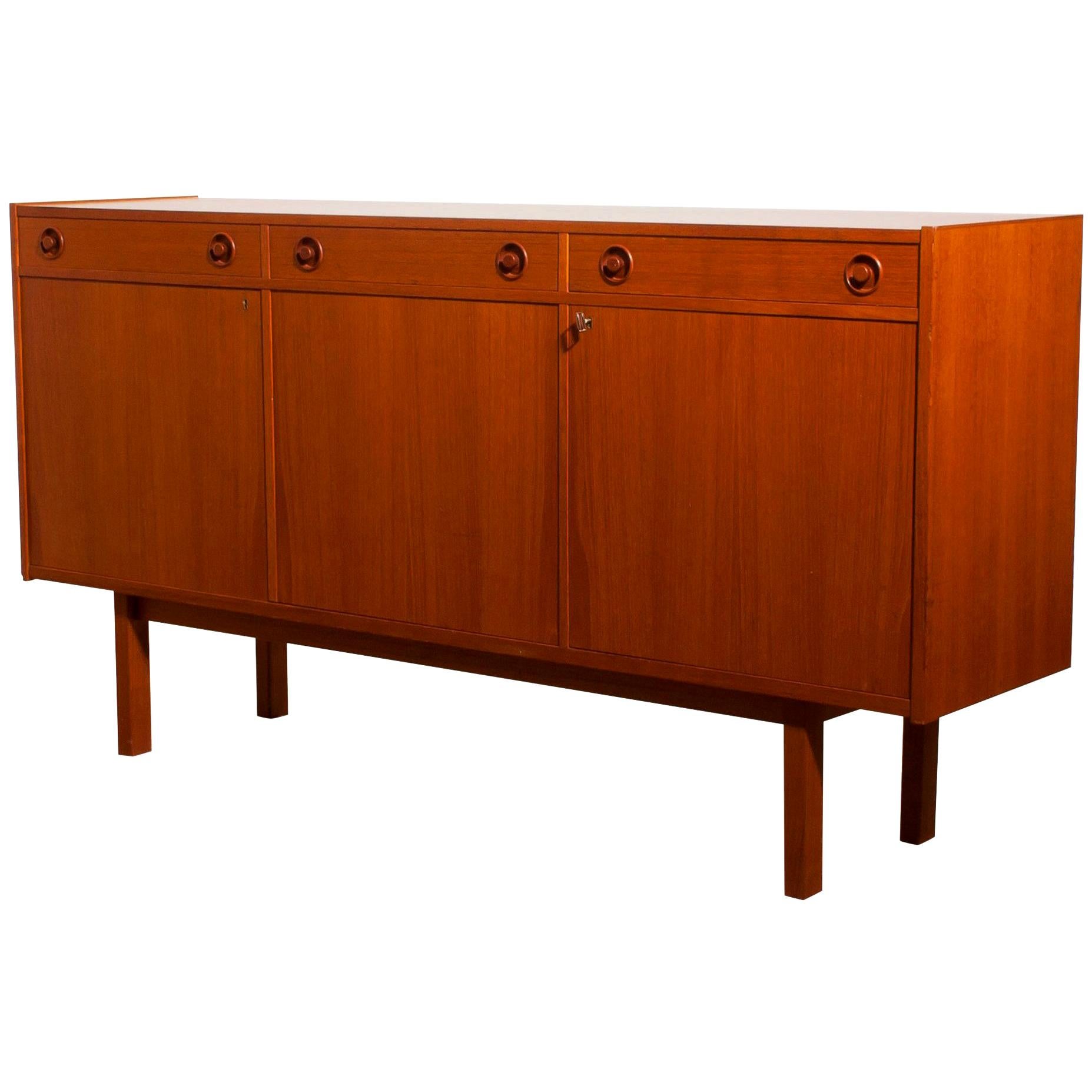 Beautiful sideboard produced by Brexo Möbler, Sweden.
This cabinet is made of teak and has three drawers and three doors.
It is in very nice condition with just a little spot on the top.
Key included.
Period 1950s.
Dimensions: H 90 cm, W 170 cm, D