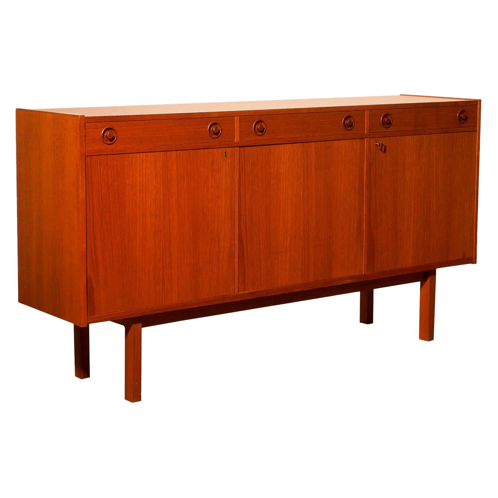 Beautiful sideboard produced by Brexo Möbler, Sweden.
This cabinet is made of teak and has three drawers and three doors.
It is in very nice condition with just a little spot on the top.
Key included.
Period 1950s.
Dimensions: H 90 cm, W 170