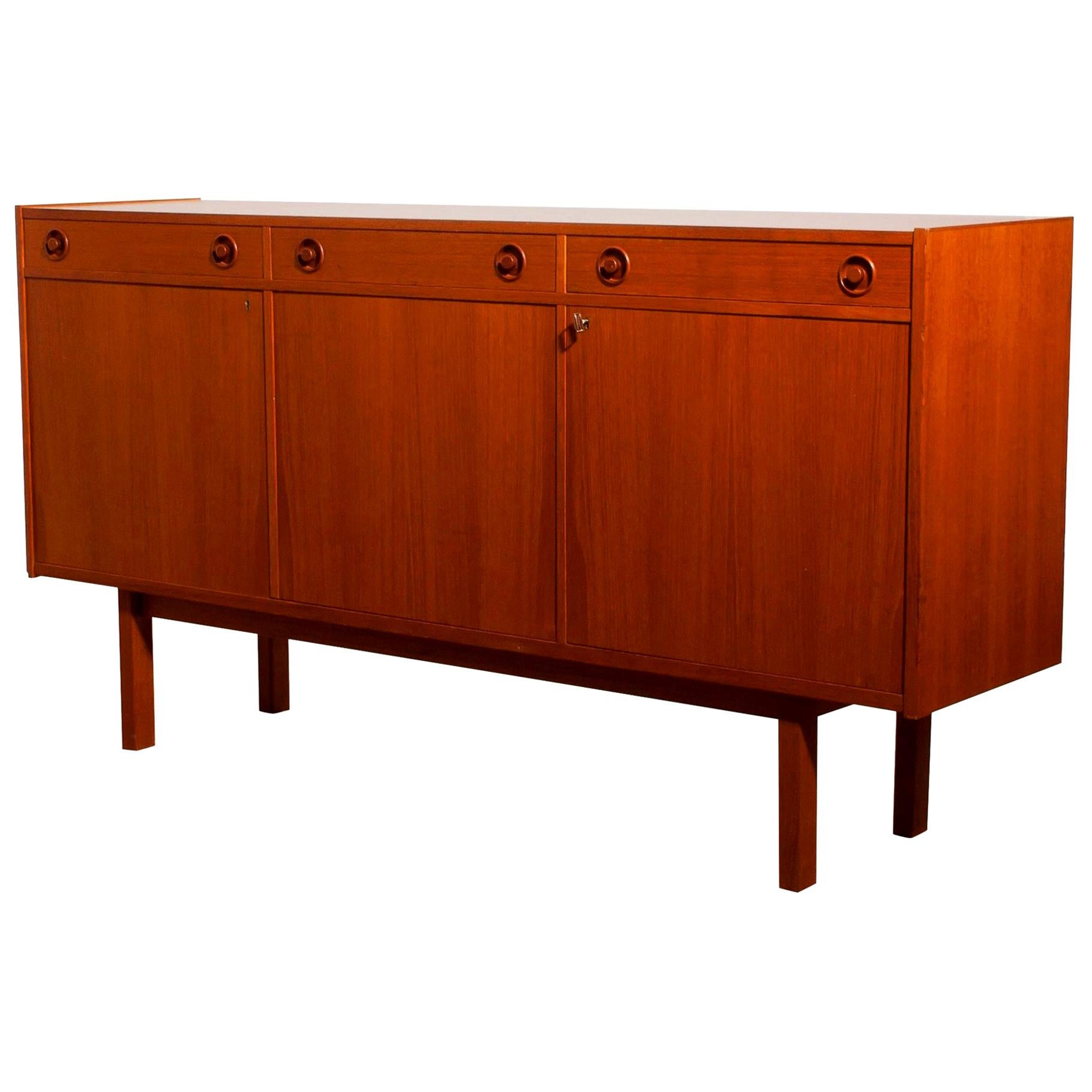 Beautiful sideboard produced by Brexo Möbler, Sweden.
This cabinet is made of teak and has three drawers and three doors.
It is in very nice condition with just a little spot on the top.
Key included.
Period 1950s.
Dimensions: H 90 cm, W 170