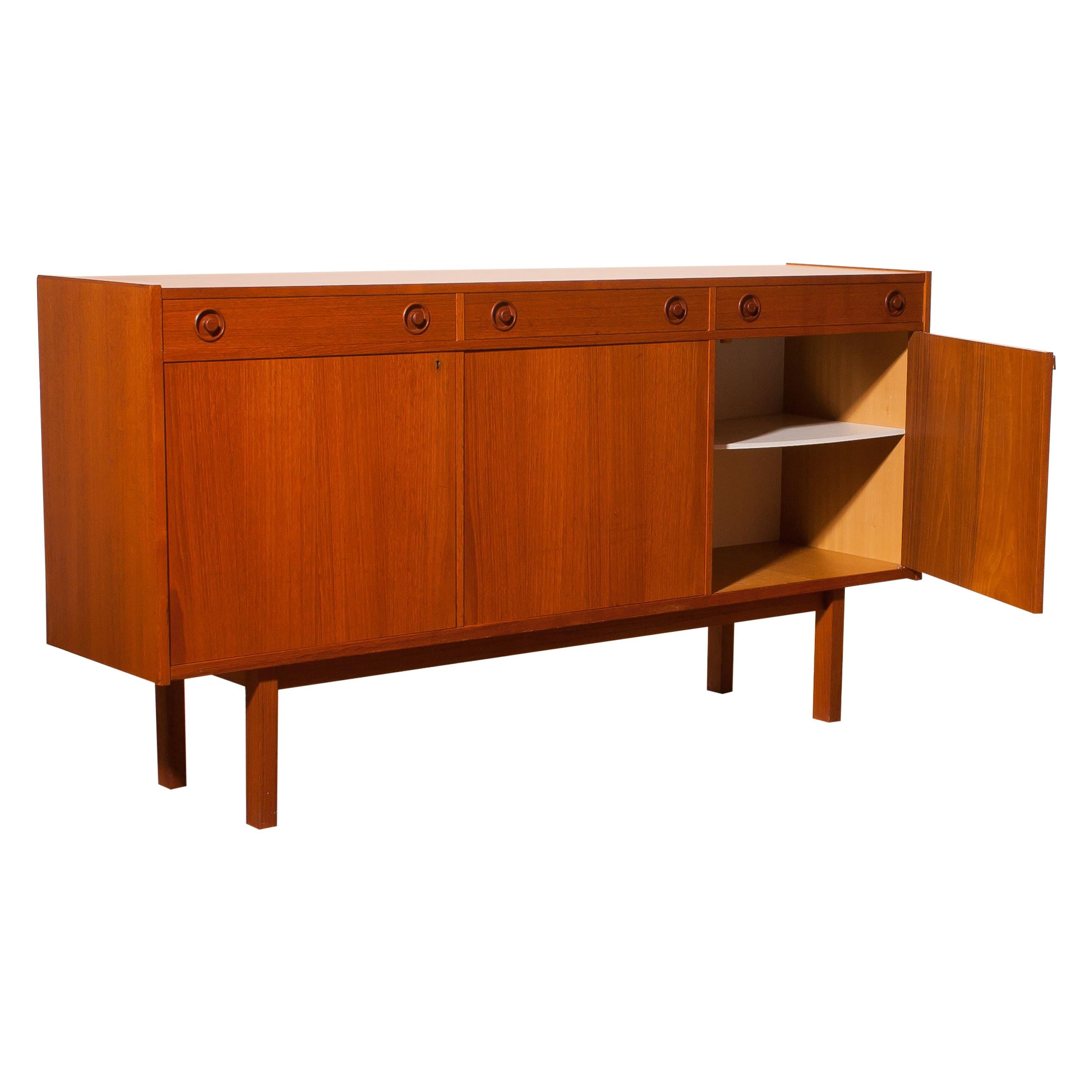 Beautiful sideboard produced by Brexo Möbler, Sweden.
This cabinet is made of teak and has three drawers and three doors.
It is in very nice condition with just a little spot on the top.
Key included.
Period 1950s.
Dimensions: H 90 cm, W 170