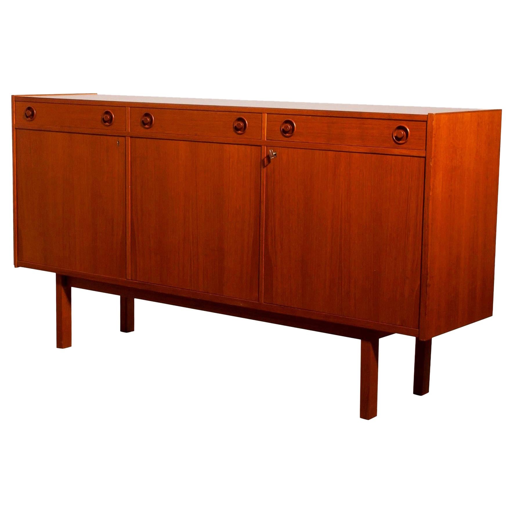 Beautiful sideboard produced by Brexo Möbler, Sweden.
This cabinet is made of teak and has three drawers and three doors.
It is in very nice condition with just a little spot on the top.
Key included.
Period: 1950s.
Dimensions: H 90 cm, W 170