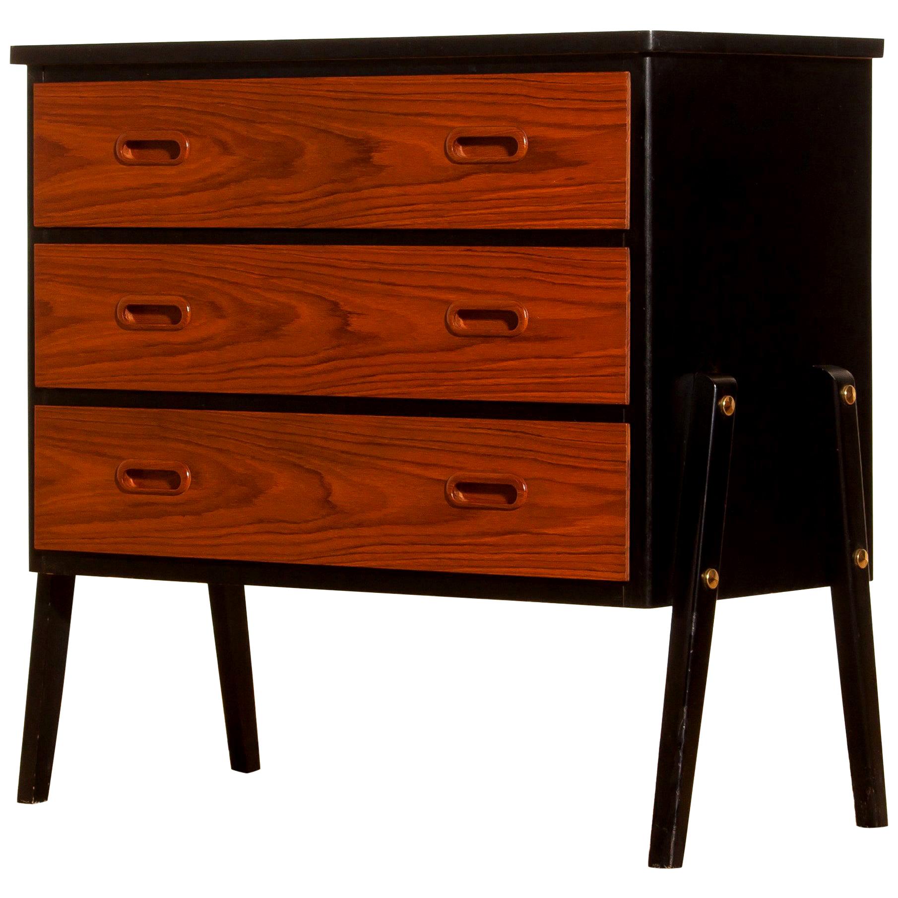 Beautiful small chest of drawers made by Gyllensvaans Möbler, Sweden (marked).
This chest of drawers is made of teak and has three drawers.
It looks great with the black details and is in a very nice condition.
Period, 1950s.
Dimensions: H 68 cm