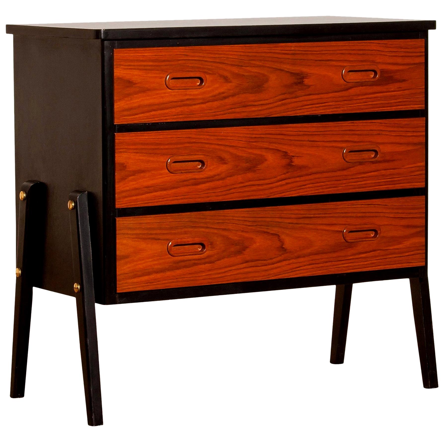 Beautiful small chest of drawers made by Gyllensvaans Möbler, Sweden (marked).
This chest of drawers is made of teak and has three drawers.
It looks great with the black details and is in a very nice condition.
Period, 1950s.
Dimensions: H 68 cm