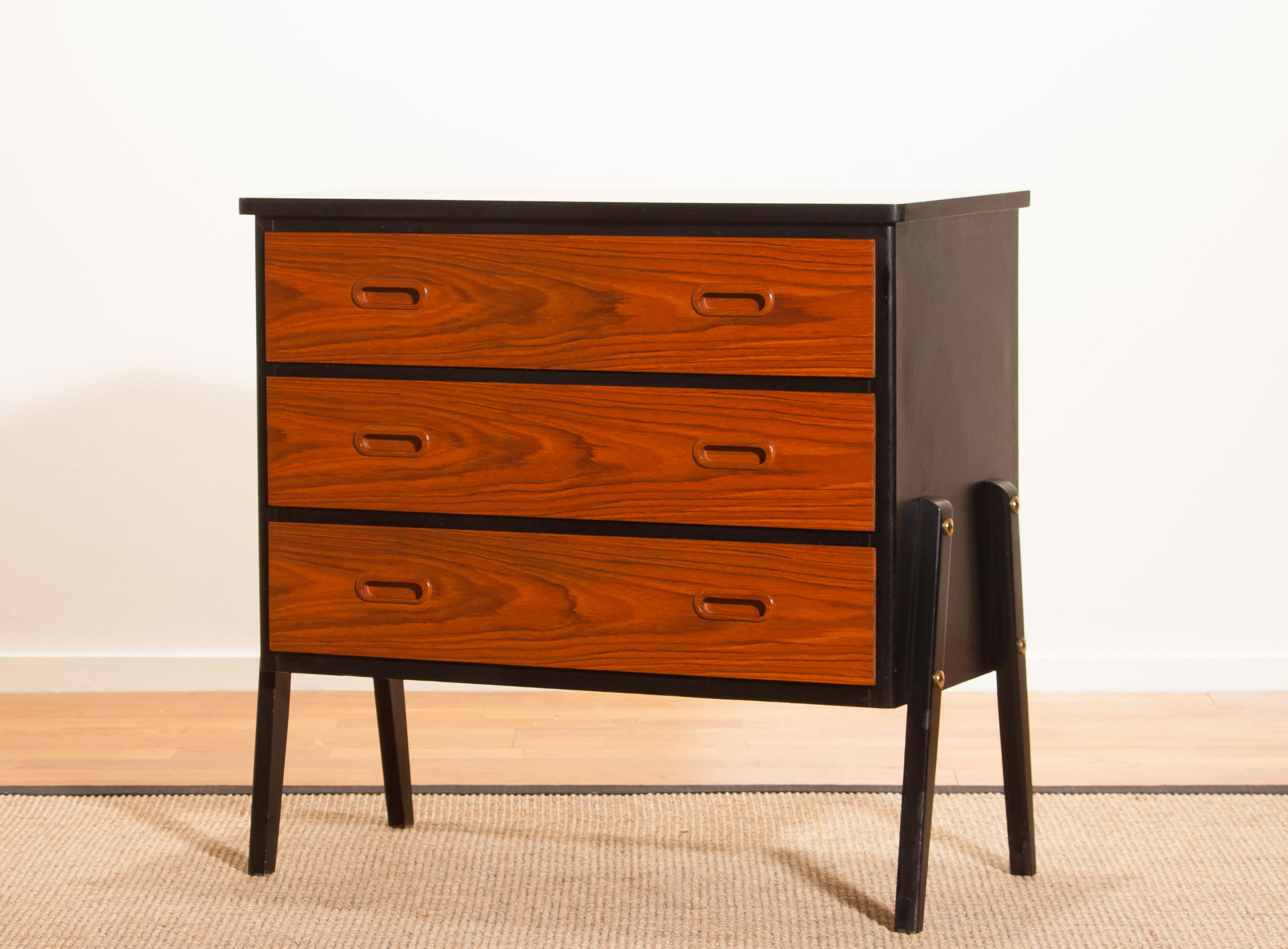 Beautiful small chest of drawers made by Gyllensvaans Möbler, Sweden (marked).
This chest of drawers is made of teak and has three drawers.
It looks great with the black details and is in a very nice condition.
Period, 1950s.
Dimensions: H 68 cm