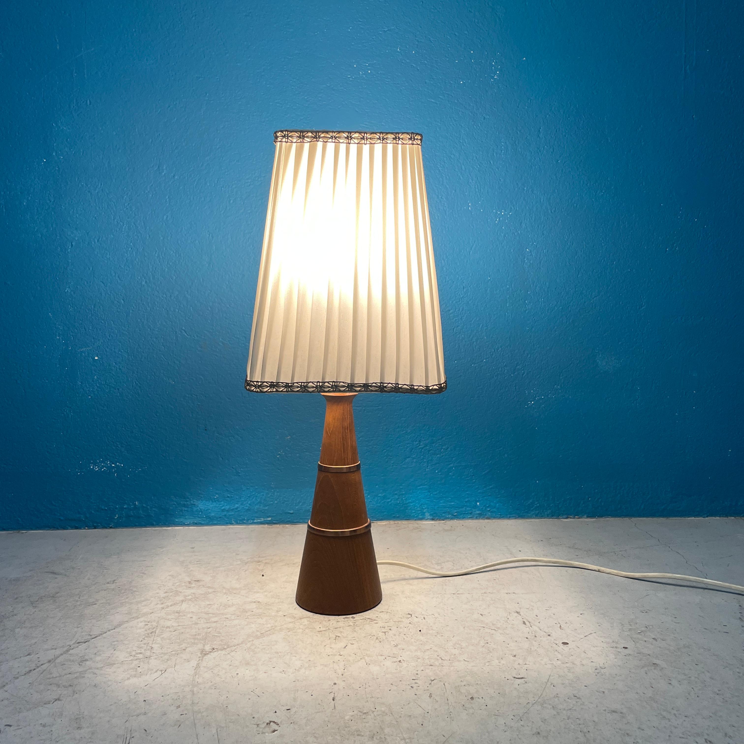 Mid-Century Modern Lampe de table en teck des années 1950, fabriquée en Finlande en vente