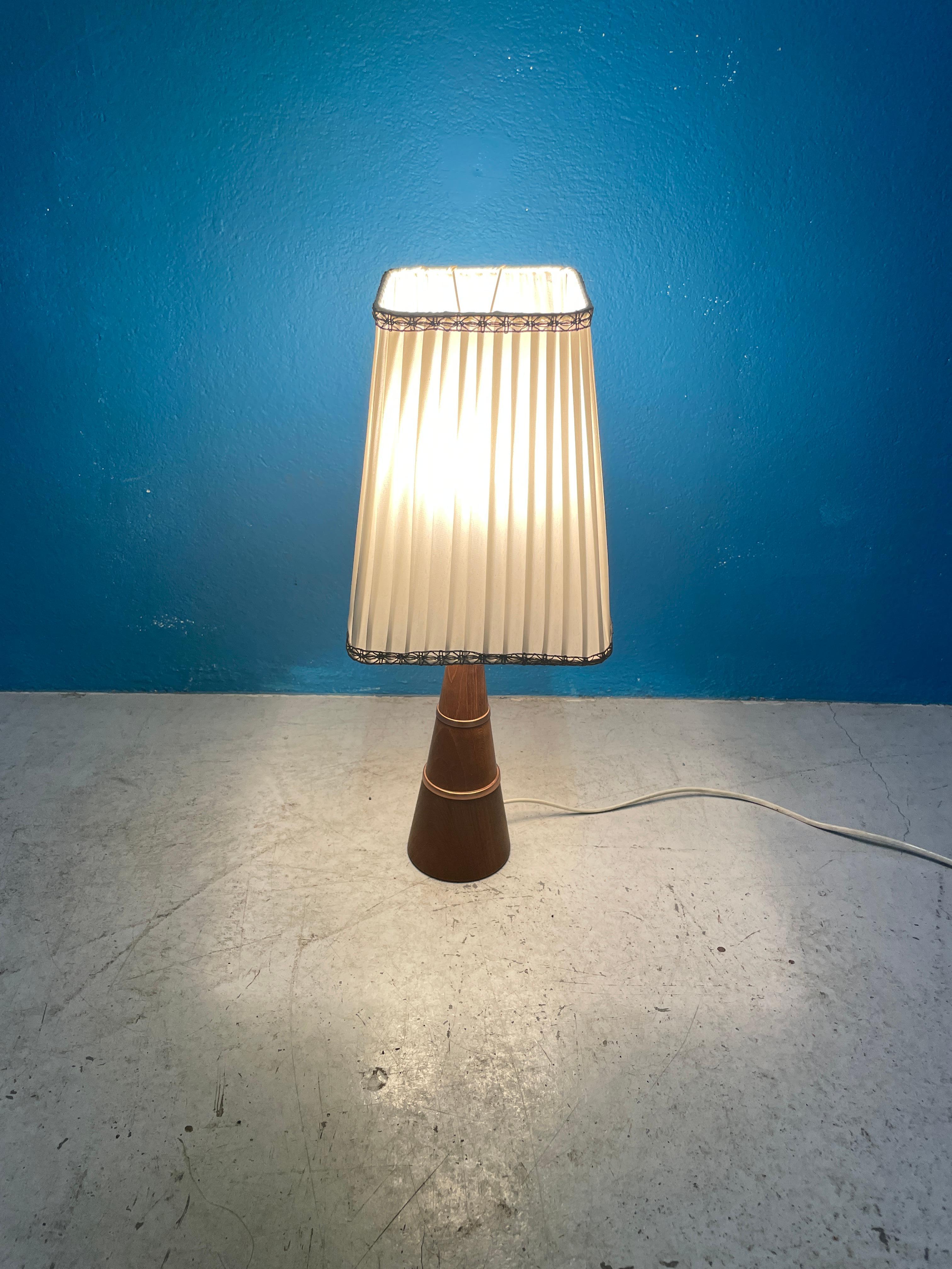 Finlandais Lampe de table en teck des années 1950, fabriquée en Finlande en vente