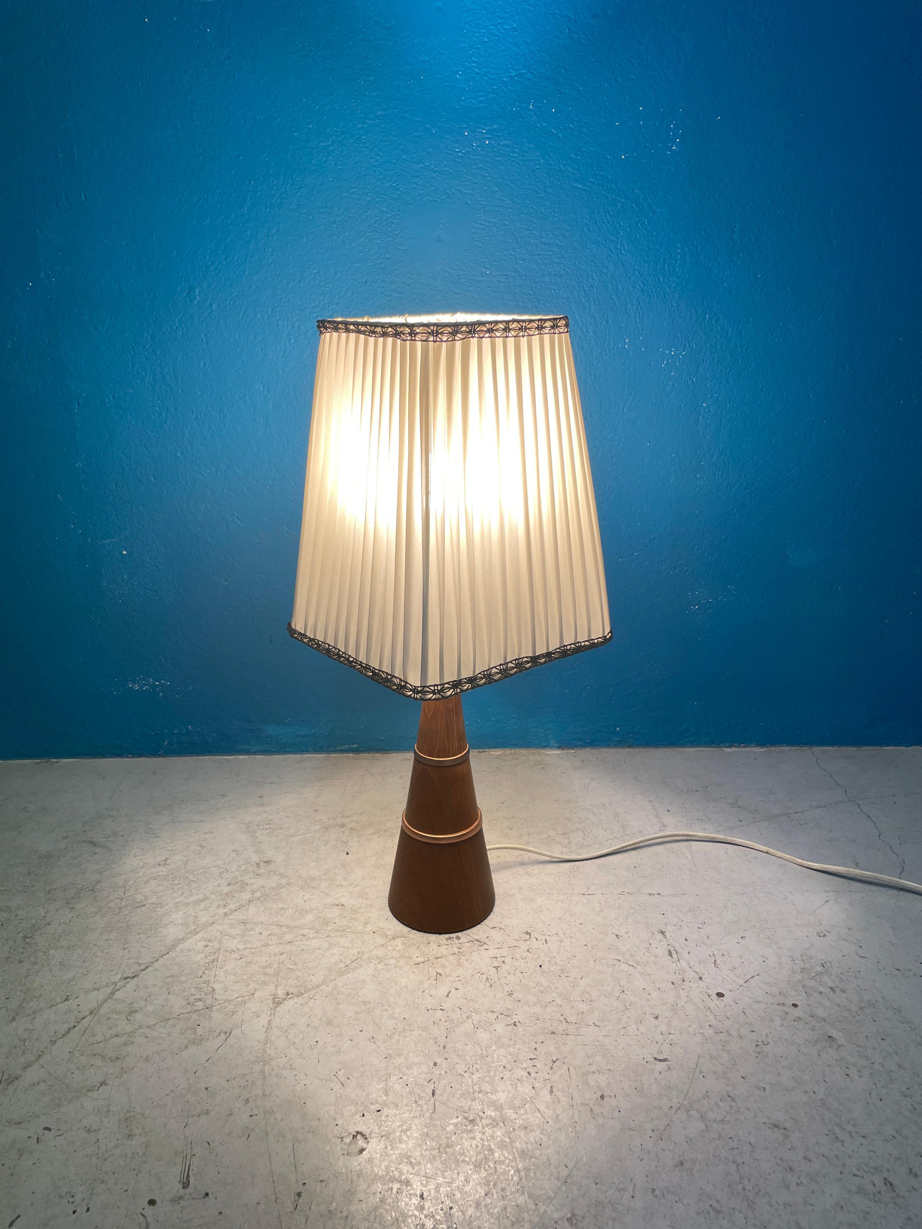 Lampe de table en teck des années 1950, fabriquée en Finlande Bon état - En vente à Turku, FI