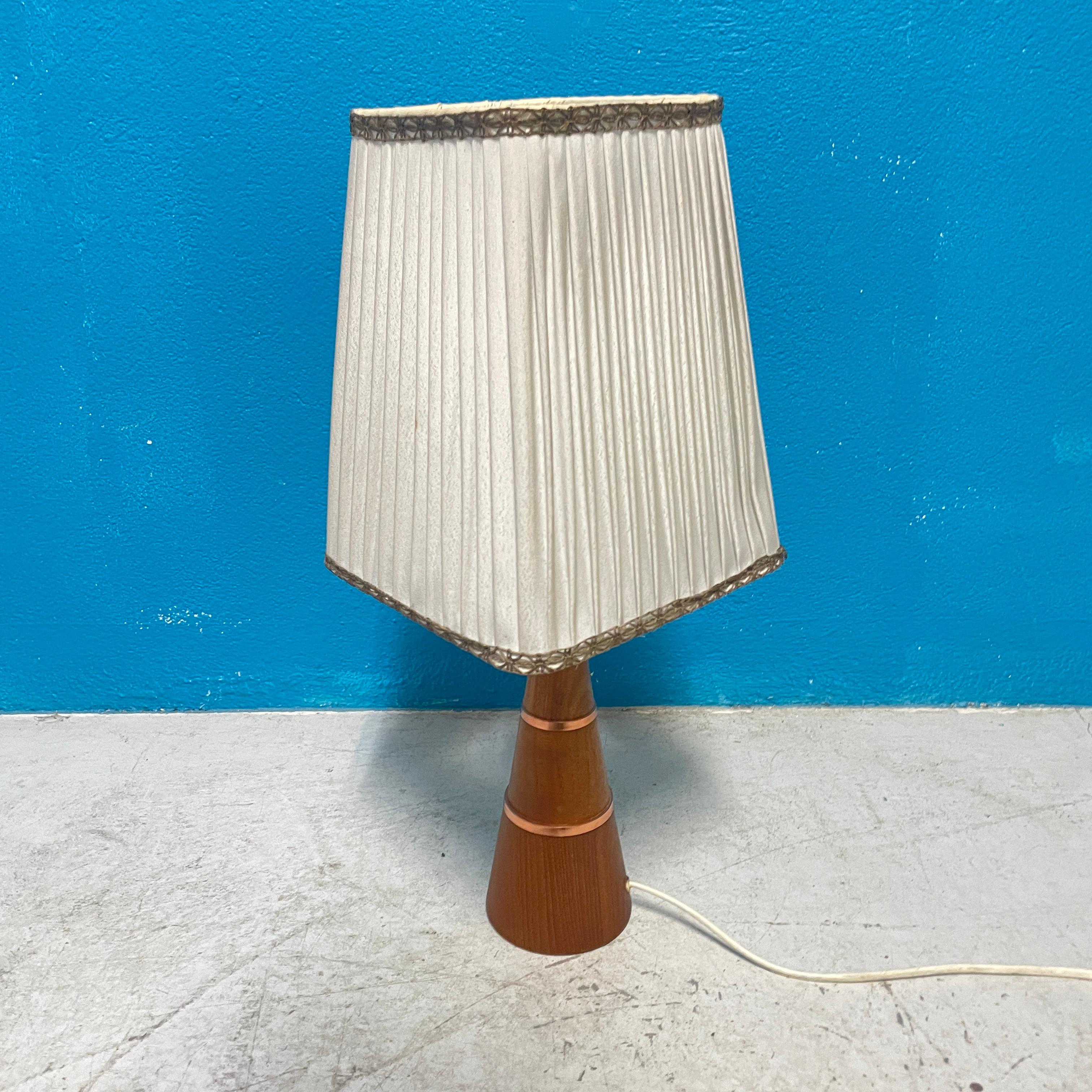 20ième siècle Lampe de table en teck des années 1950, fabriquée en Finlande en vente