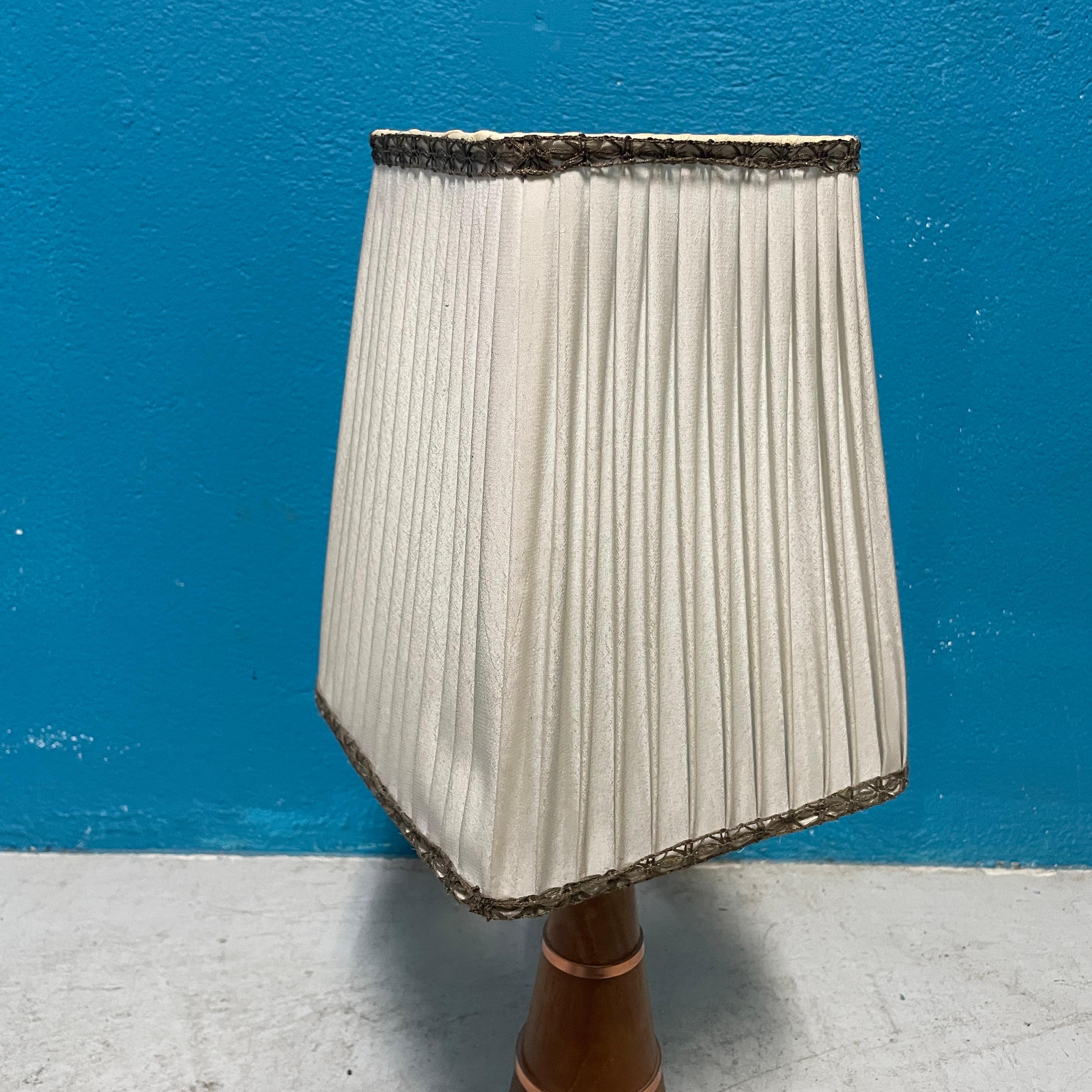 Cuivre Lampe de table en teck des années 1950, fabriquée en Finlande en vente
