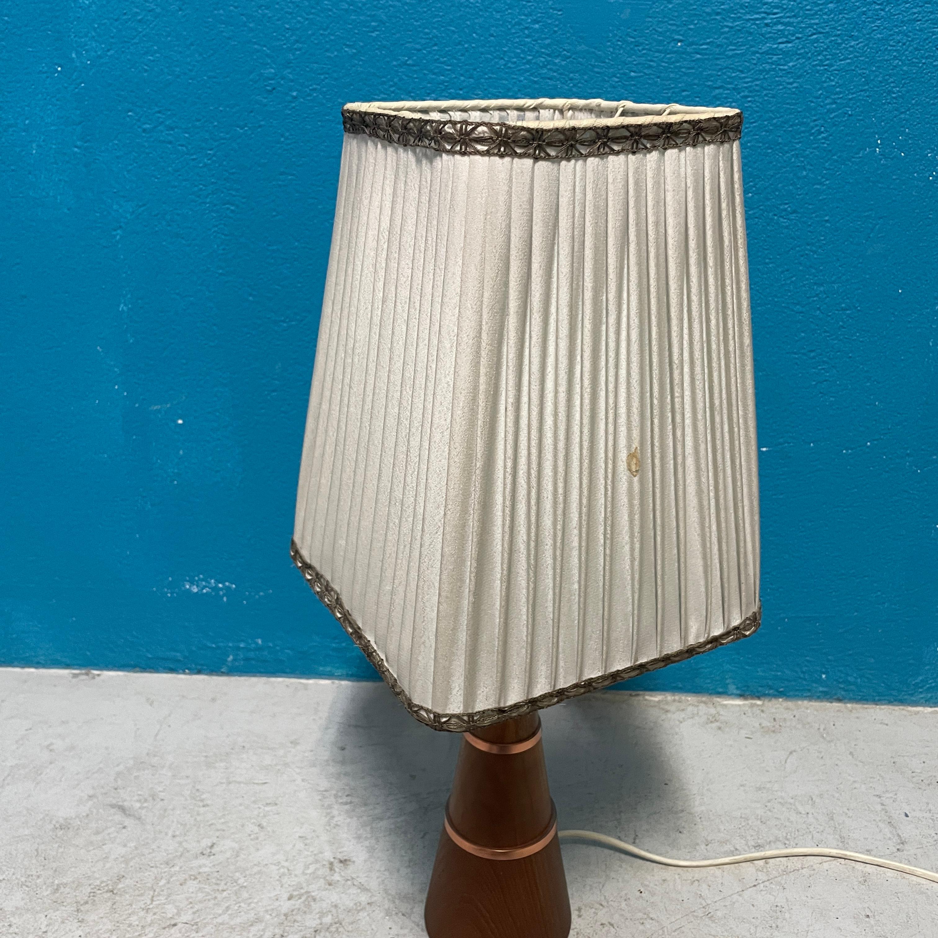 1950er Teakholz Tischlampe, hergestellt in Finnland im Angebot 1