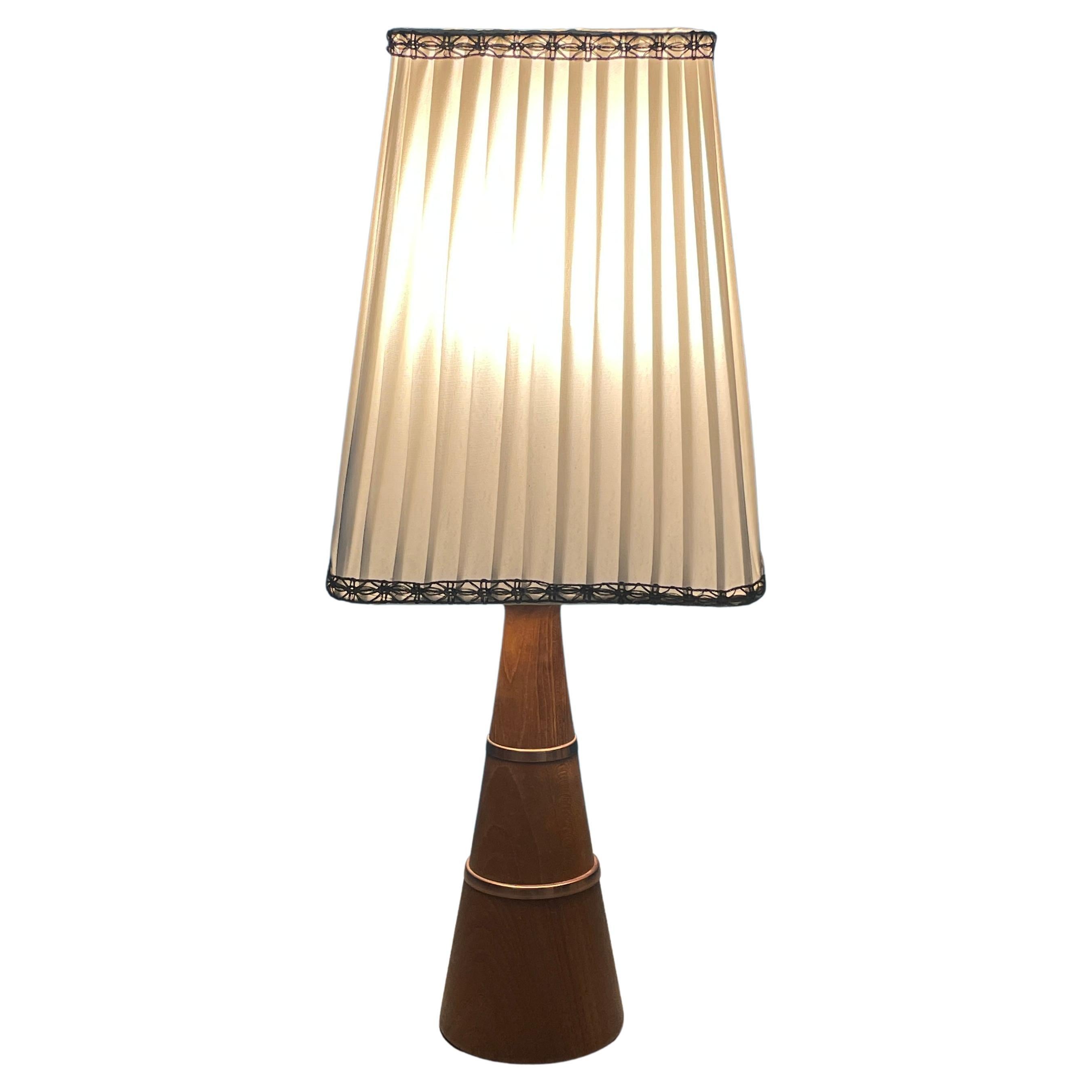 Lampe de table en teck des années 1950, fabriquée en Finlande en vente
