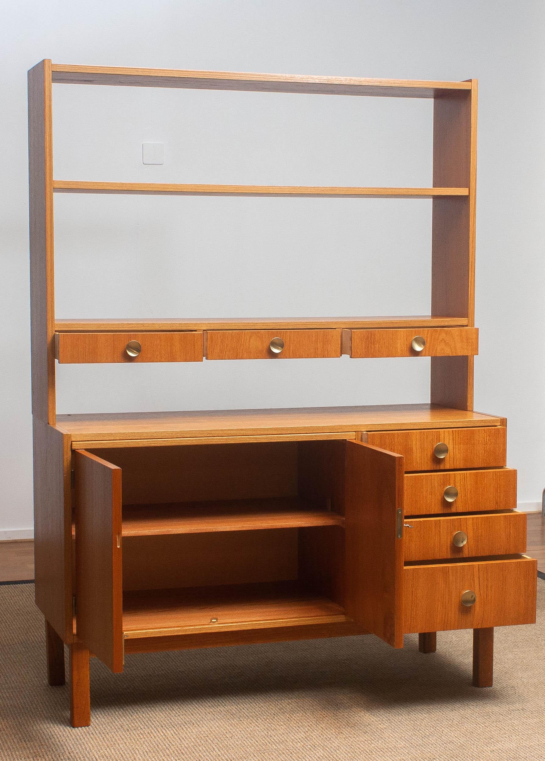 Very nice cabinet with three bookshelves including the bottom shelf three-drawer.
The lower part contains a writing desk with underneath cabinet space with a shelf and two doors and four drawers.
All drawers have a brass handle.
It is in a beautiful