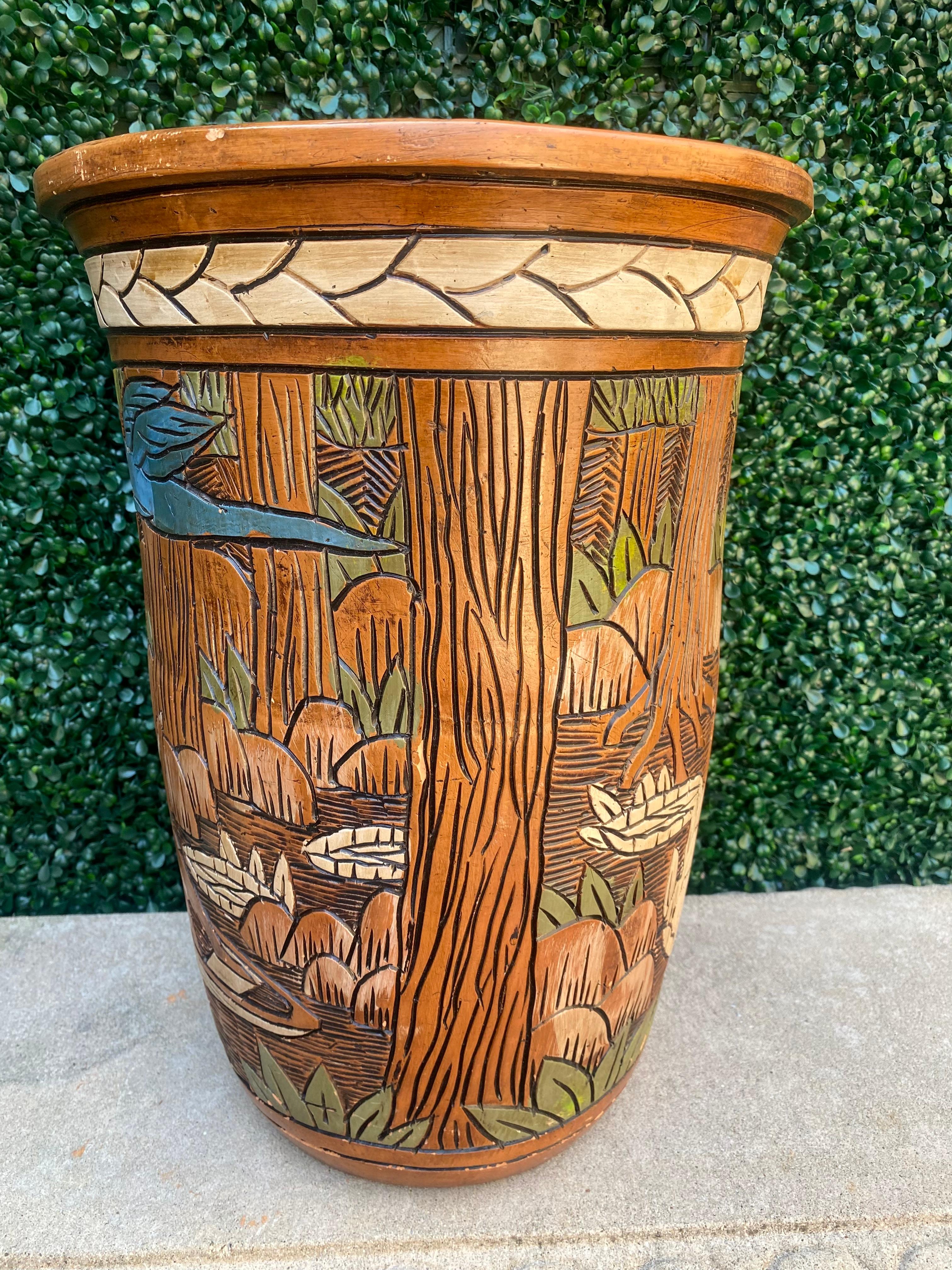 1950 Terrakotta geätzt gemalt figurativ nackt Faux Wood Vase im Angebot 3