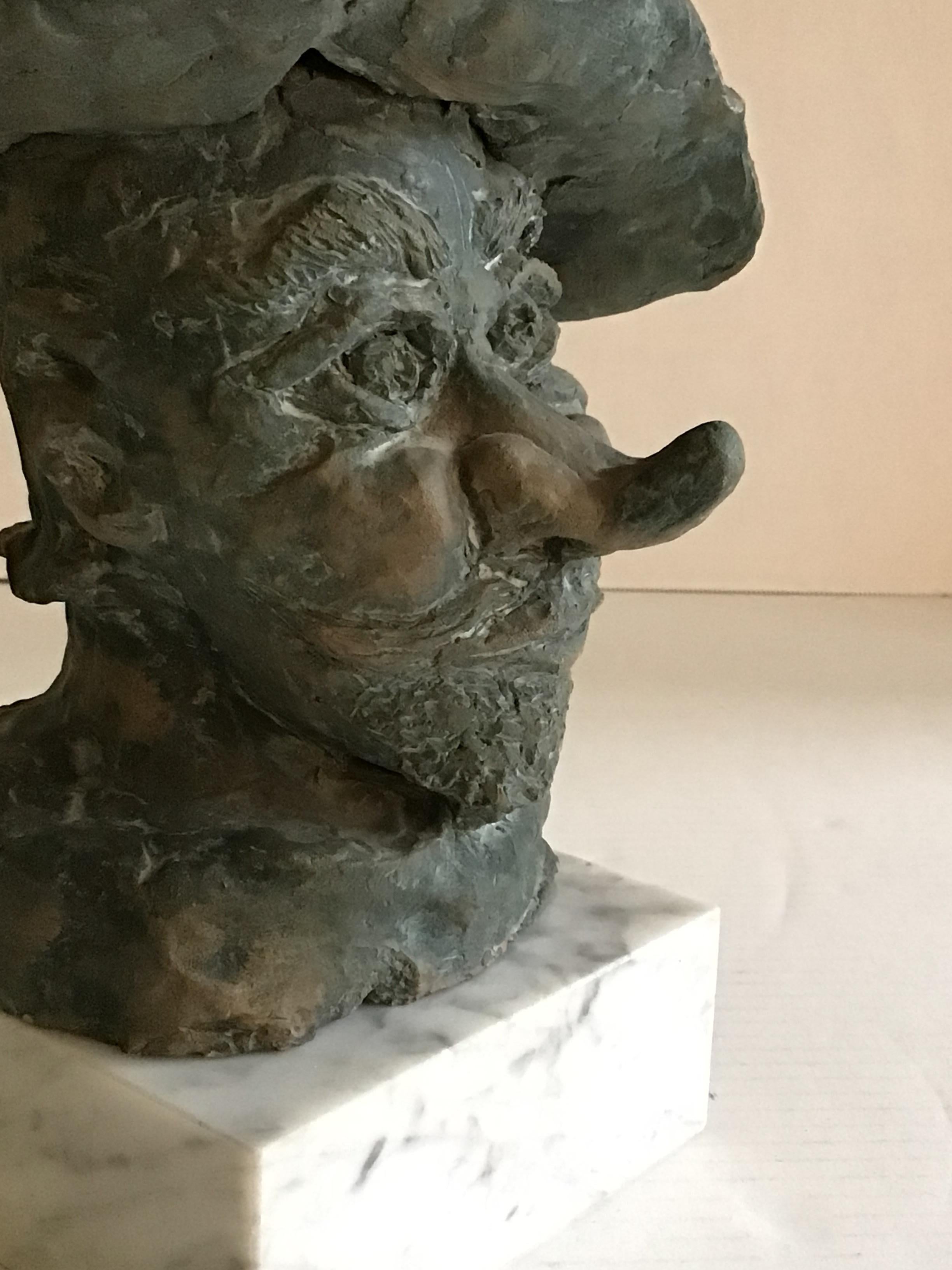 Sculpture en terre cuite de Cyrano de Bergerac sur socle en marbre, années 1950 en vente 4