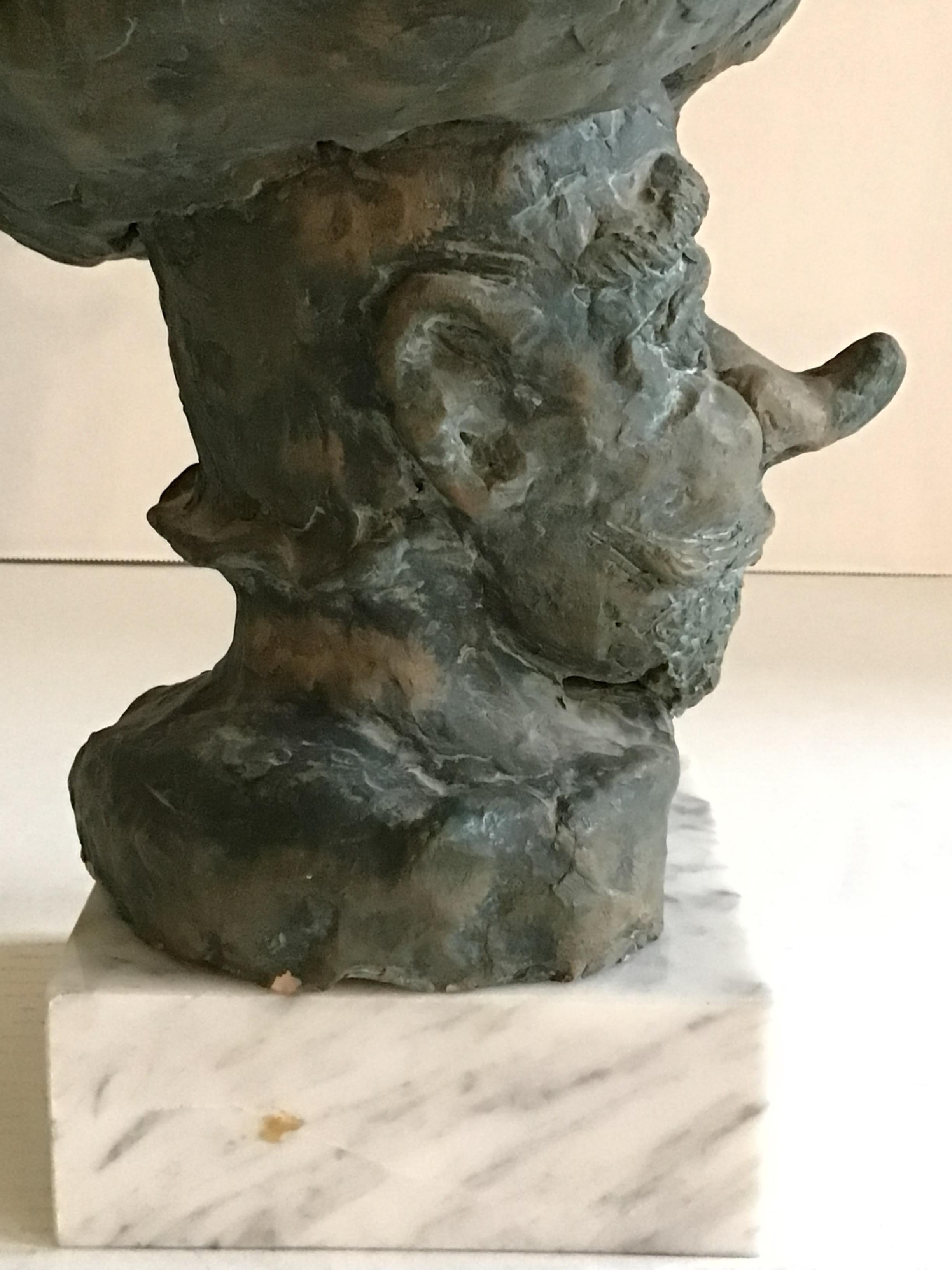 Sculpture en terre cuite de Cyrano de Bergerac sur socle en marbre, années 1950 en vente 5