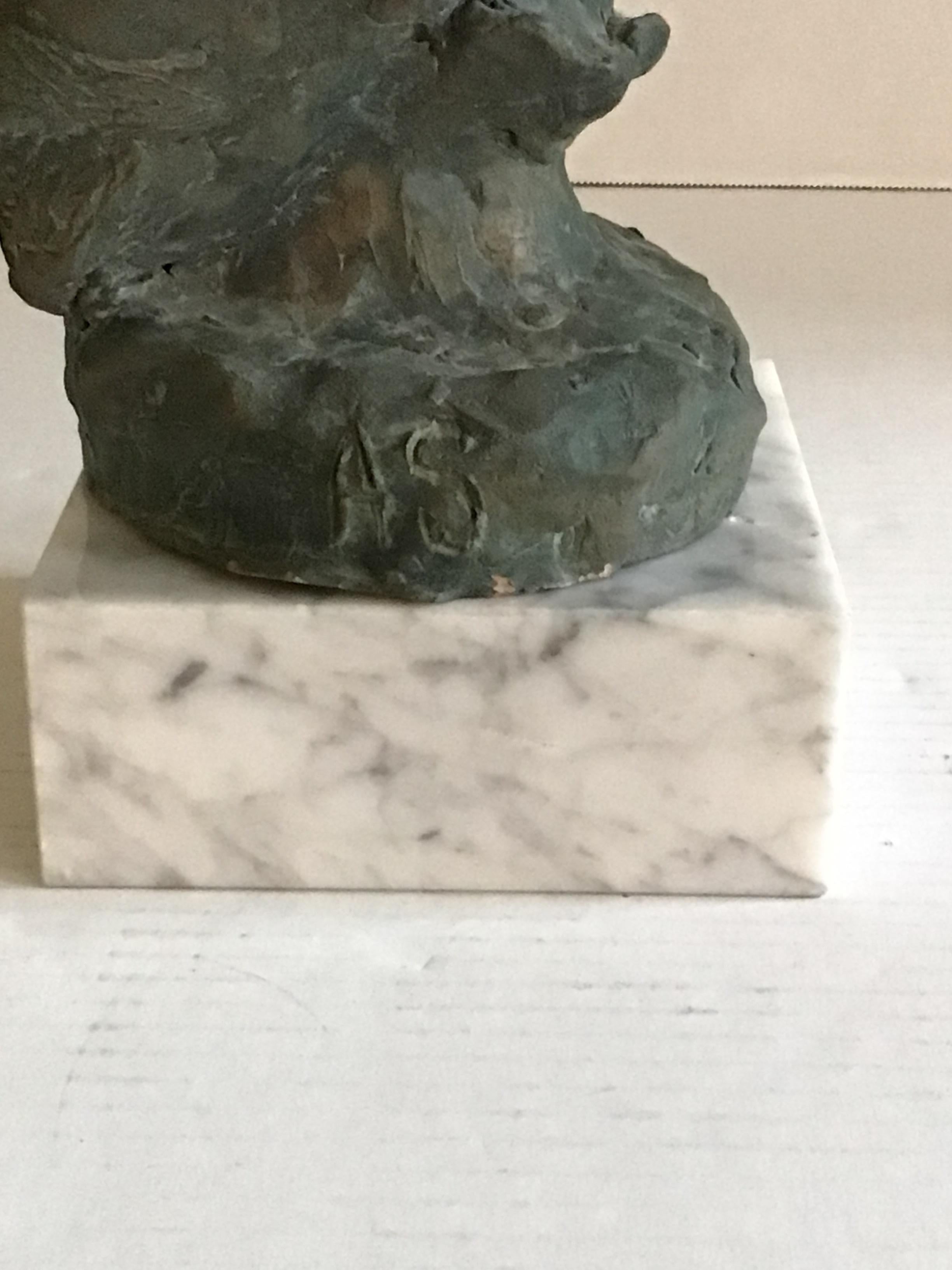 Sculpture en terre cuite de Cyrano de Bergerac sur socle en marbre, années 1950 en vente 7