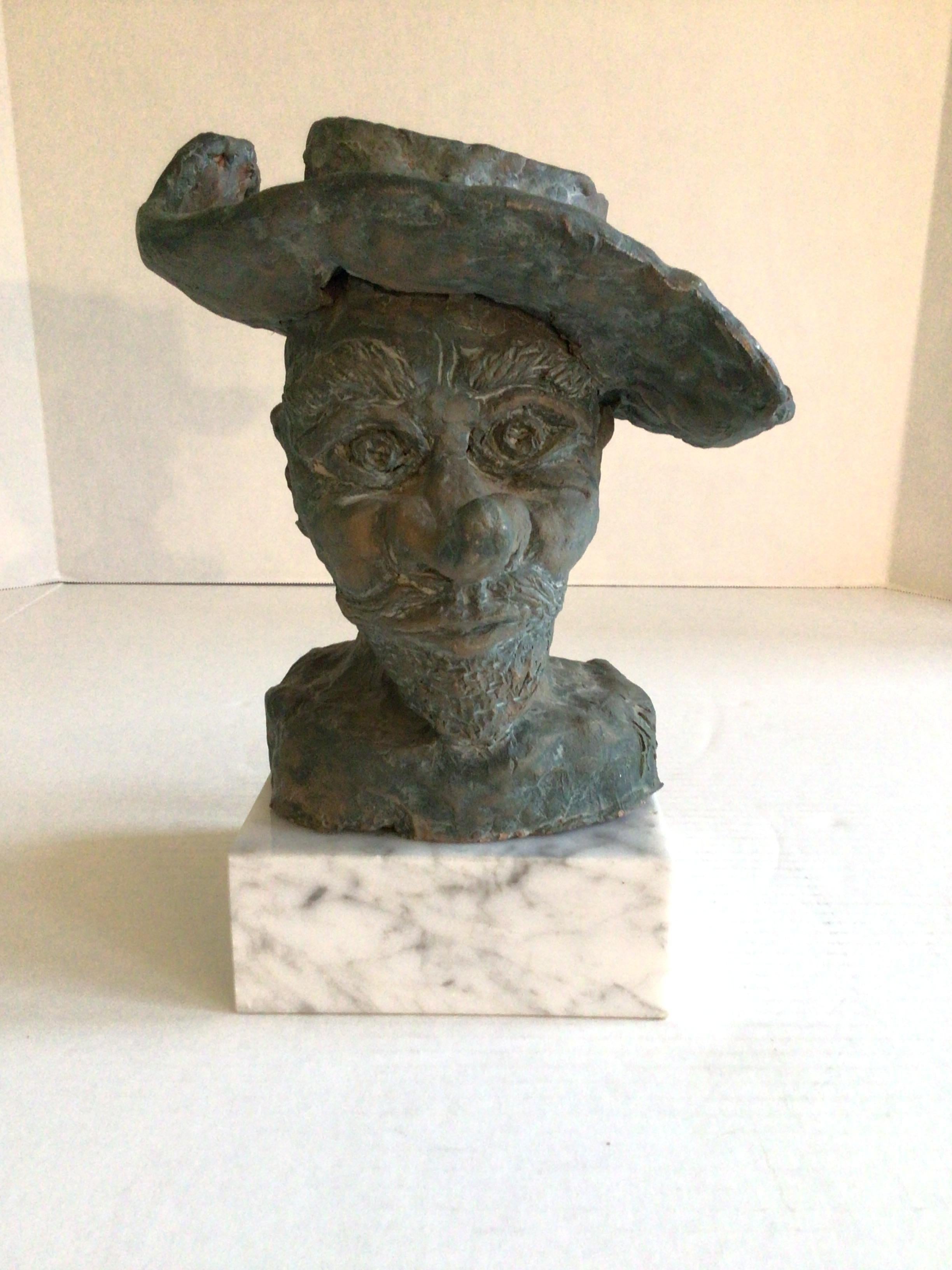 Sculpture en terre cuite en bronze faussement peint de Cyrano de Bergerac sur socle en marbre, années 1950
La base et la sculpture sont séparées (comme illustré)
Une fausse peinture réaliste simule une sculpture bronzée vieillie.
Un complément idéal