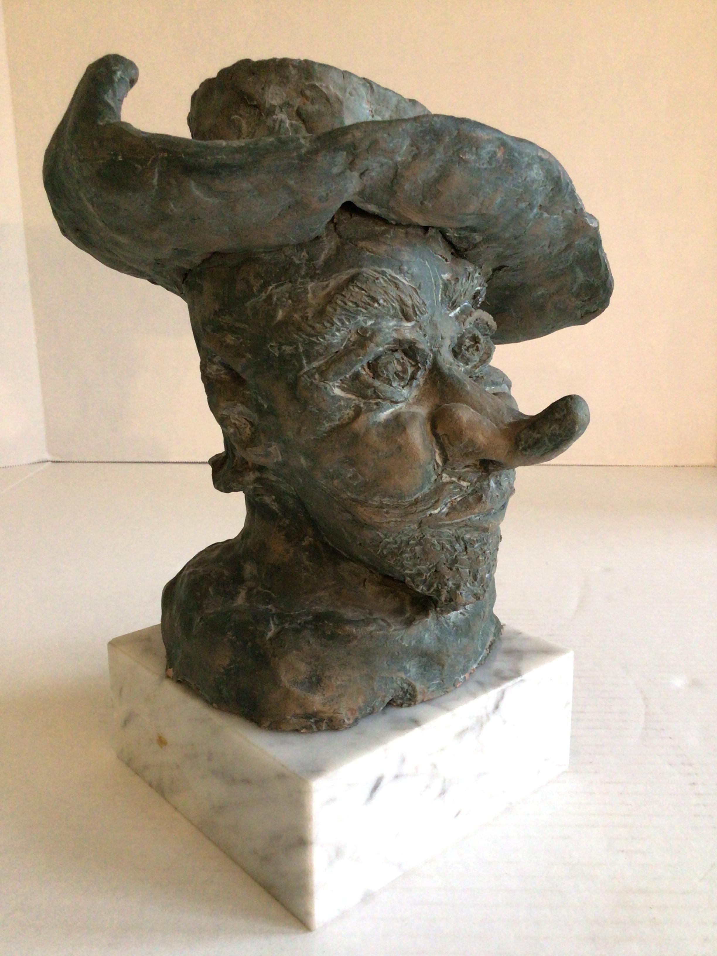 Peint Sculpture en terre cuite de Cyrano de Bergerac sur socle en marbre, années 1950 en vente