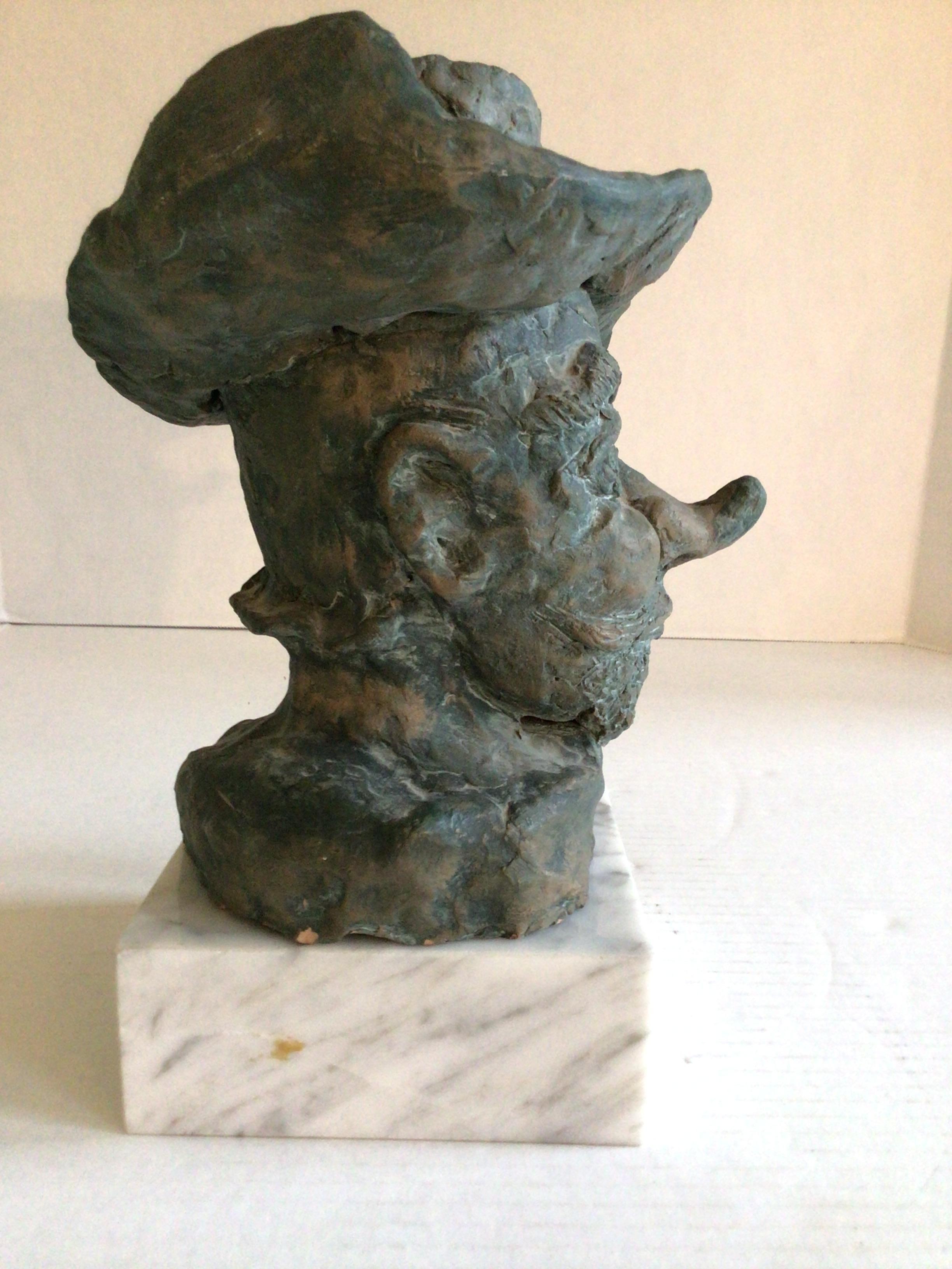 Sculpture en terre cuite de Cyrano de Bergerac sur socle en marbre, années 1950 Bon état - En vente à Tarrytown, NY