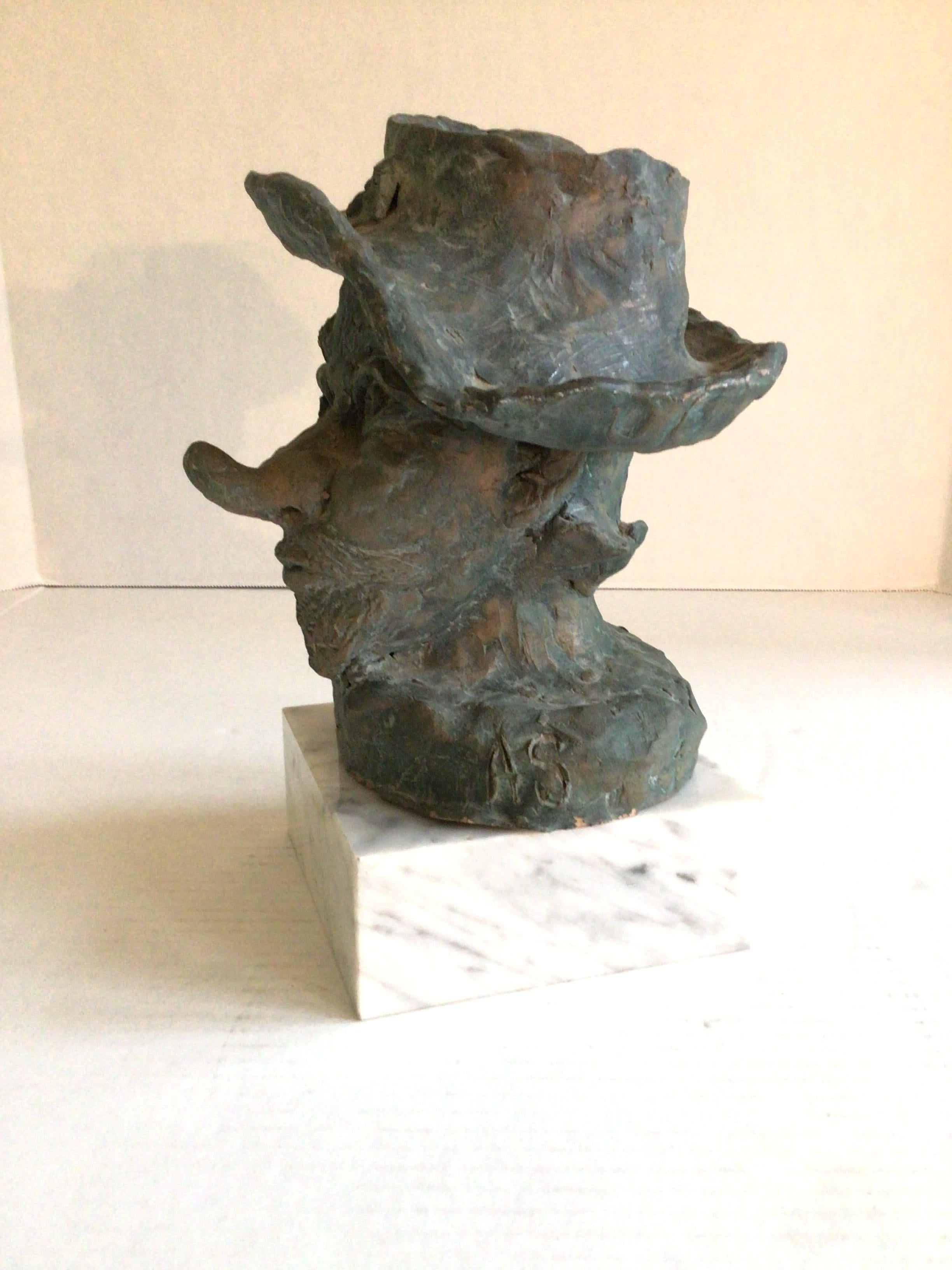 Milieu du XXe siècle Sculpture en terre cuite de Cyrano de Bergerac sur socle en marbre, années 1950 en vente