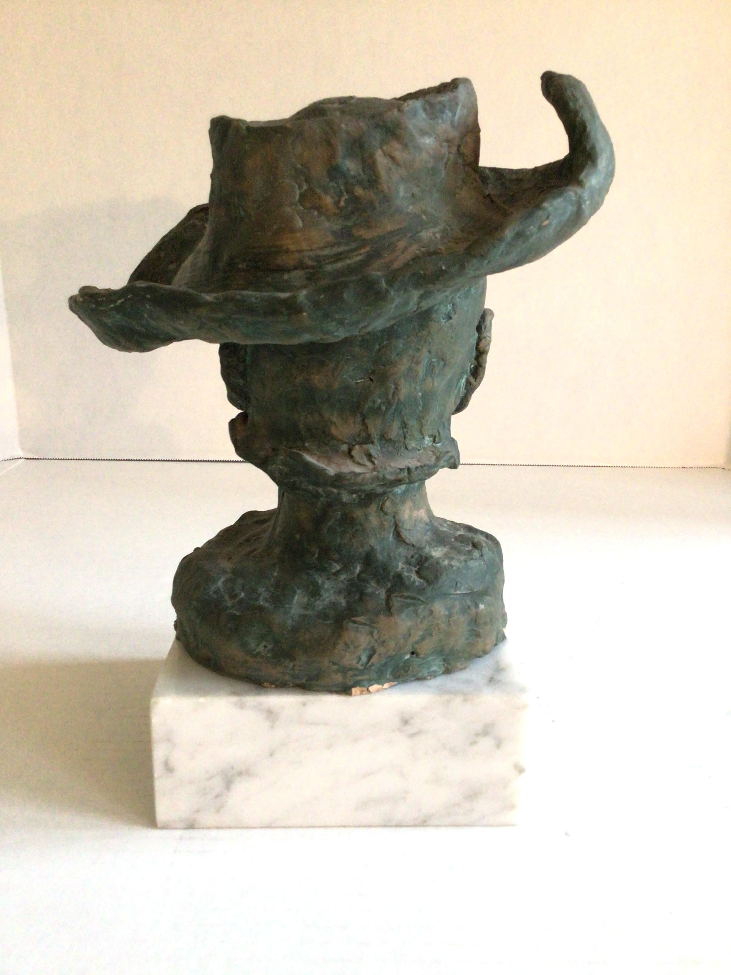 Sculpture en terre cuite de Cyrano de Bergerac sur socle en marbre, années 1950 en vente 1
