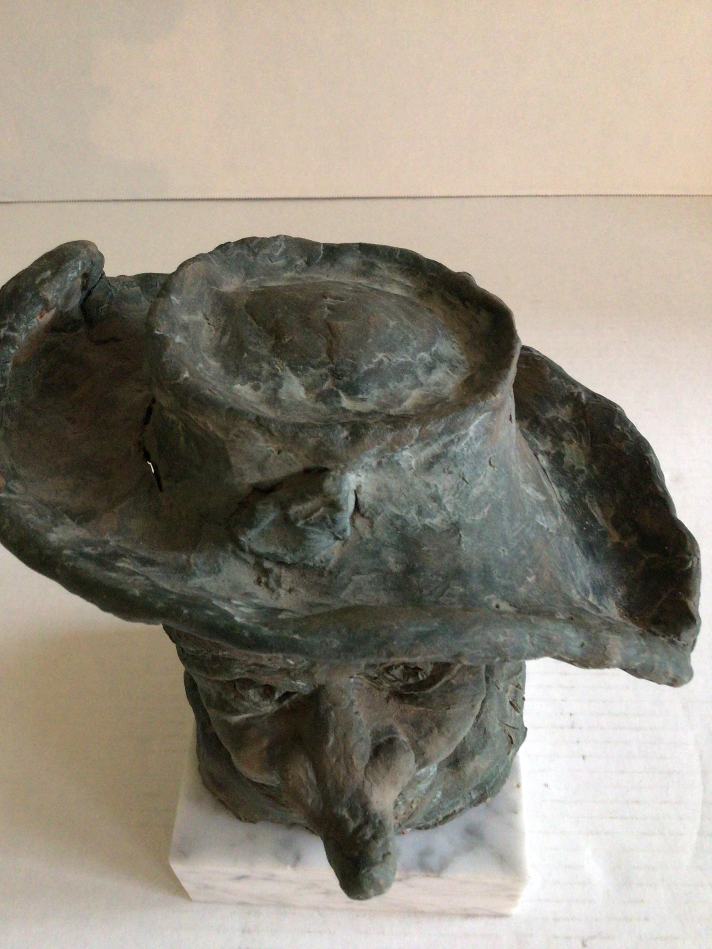 Sculpture en terre cuite de Cyrano de Bergerac sur socle en marbre, années 1950 en vente 2
