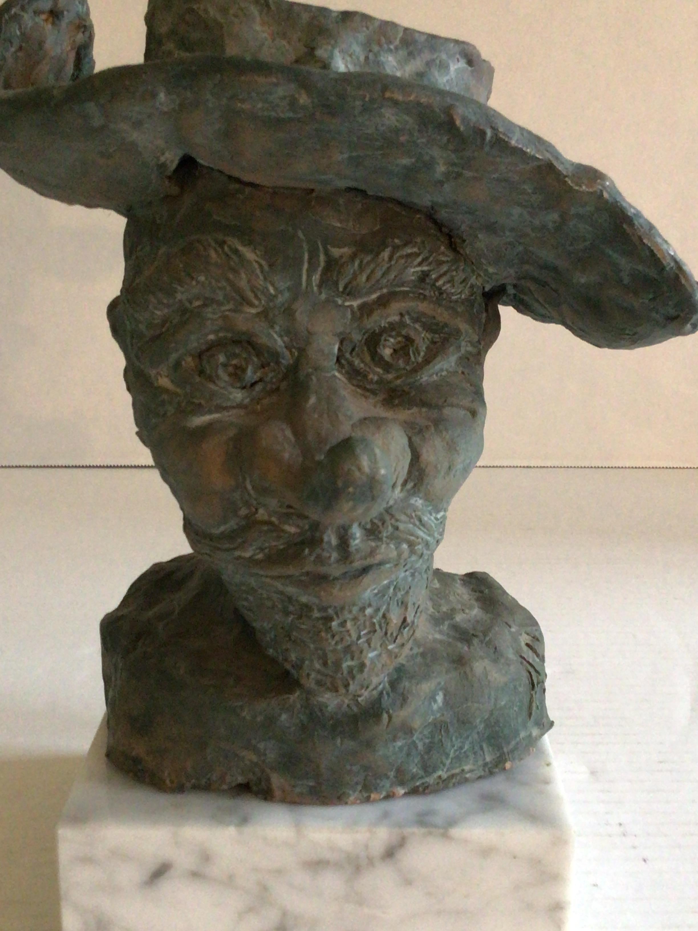 Sculpture en terre cuite de Cyrano de Bergerac sur socle en marbre, années 1950 en vente 3