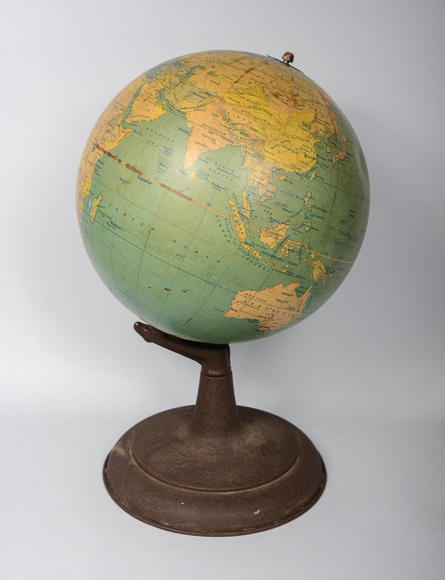 Erdglobus gedruckt von W. & A.K. Johnston Ltd, Edinburgh, Schottland, und vertrieben von Nystrom & Co. in Chicago. Dieser Globus stammt aus den 1950er Jahren. Der Globus ist aus Metall, ebenso der Ständer. Der Globus weist kleine und größere Dellen