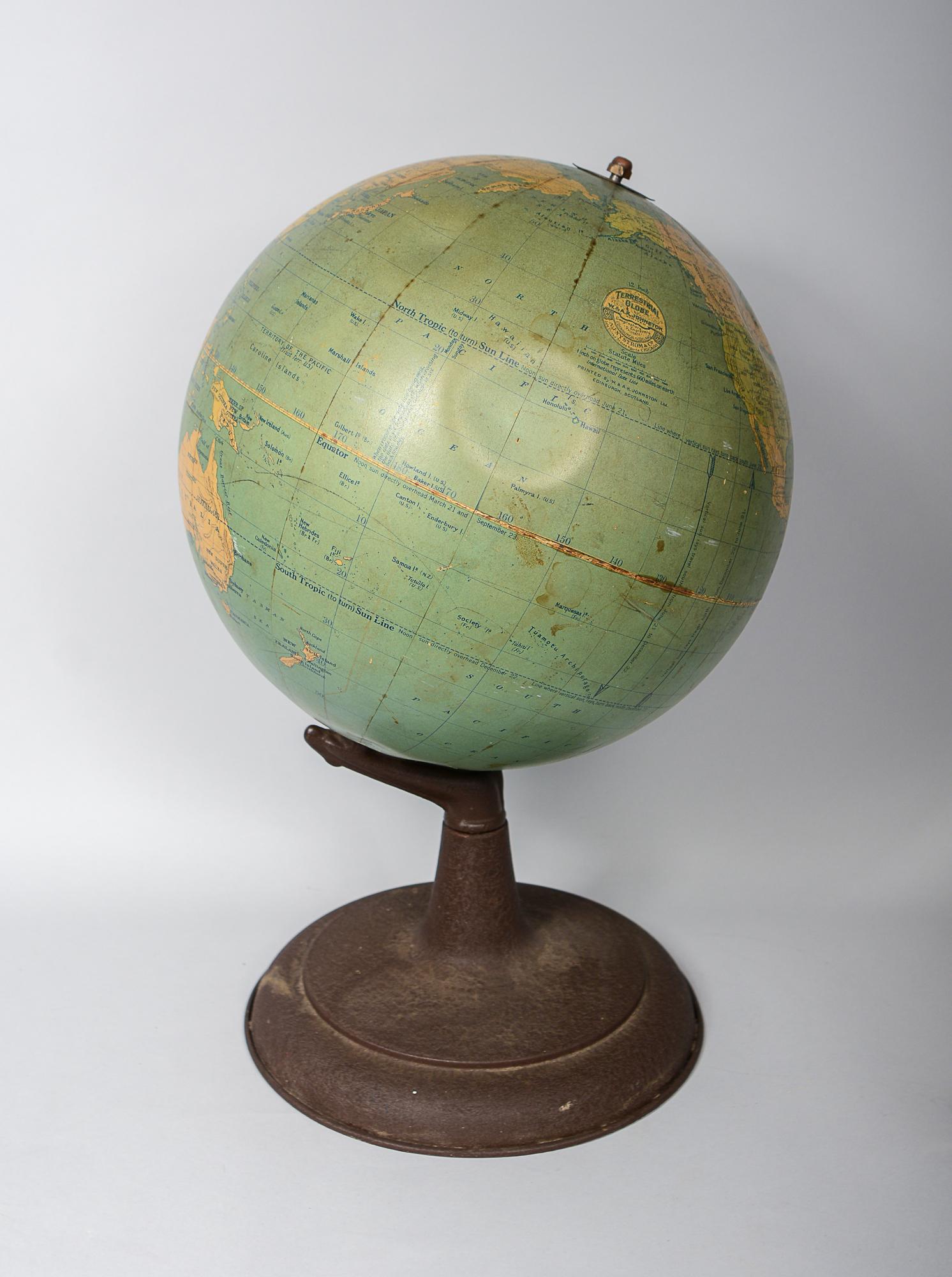Erdglobus von W. & A. K. Johnston aus dem Jahr 1950 (Industriell) im Angebot