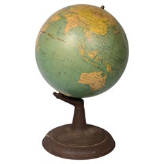 Globe terrestre des années 1950 par W. & A. K. Johnston