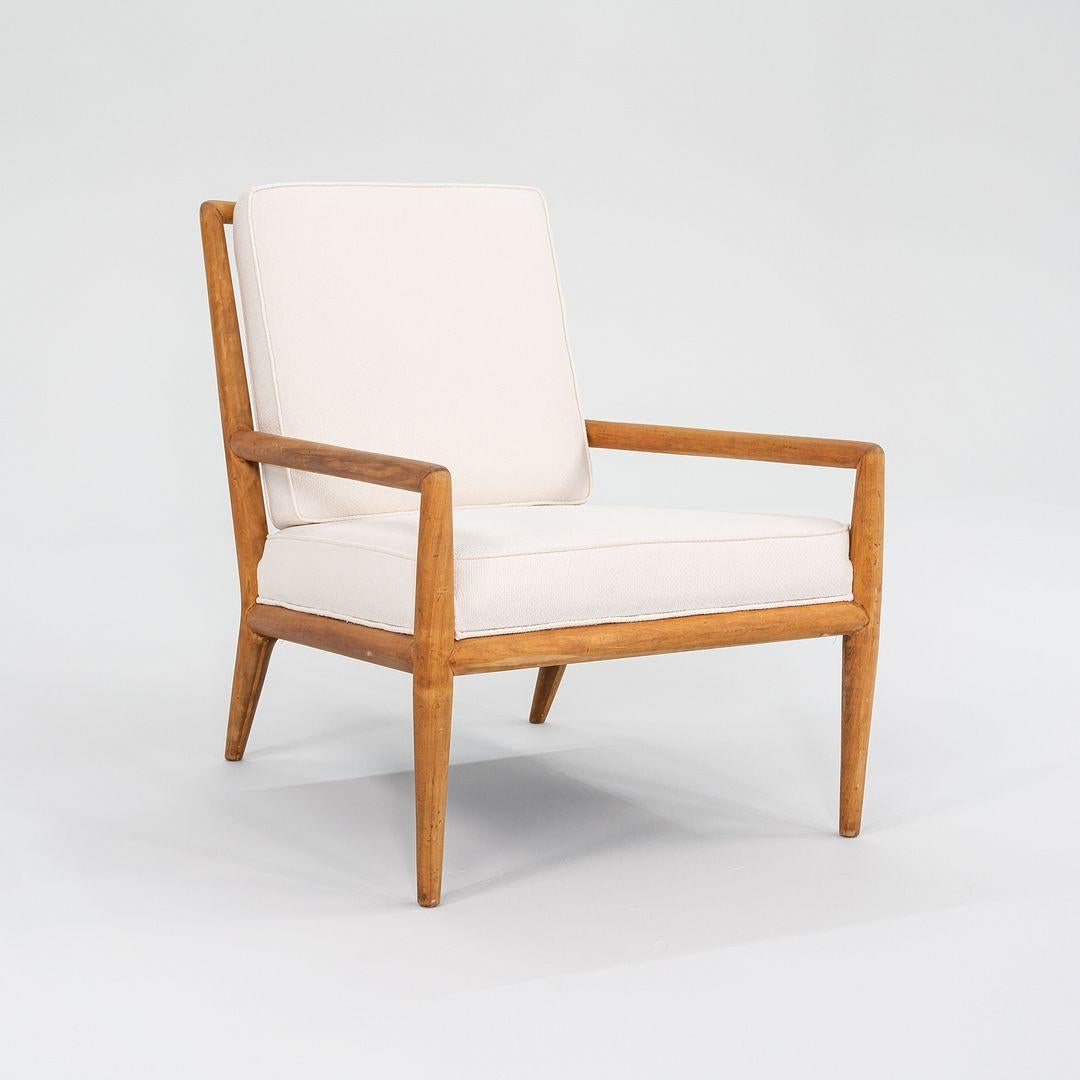 Dies ist ein großer Sessel aus Nussbaumholz, Modell WWZ, entworfen von T.H. Robsjohn-Gibbings für Widdicomb Furniture, um 1955. Das elegante Design verfügt über einen Rahmen aus massivem Nussbaum (scheinbar gebleichtes Nussbaumholz), und das Stück