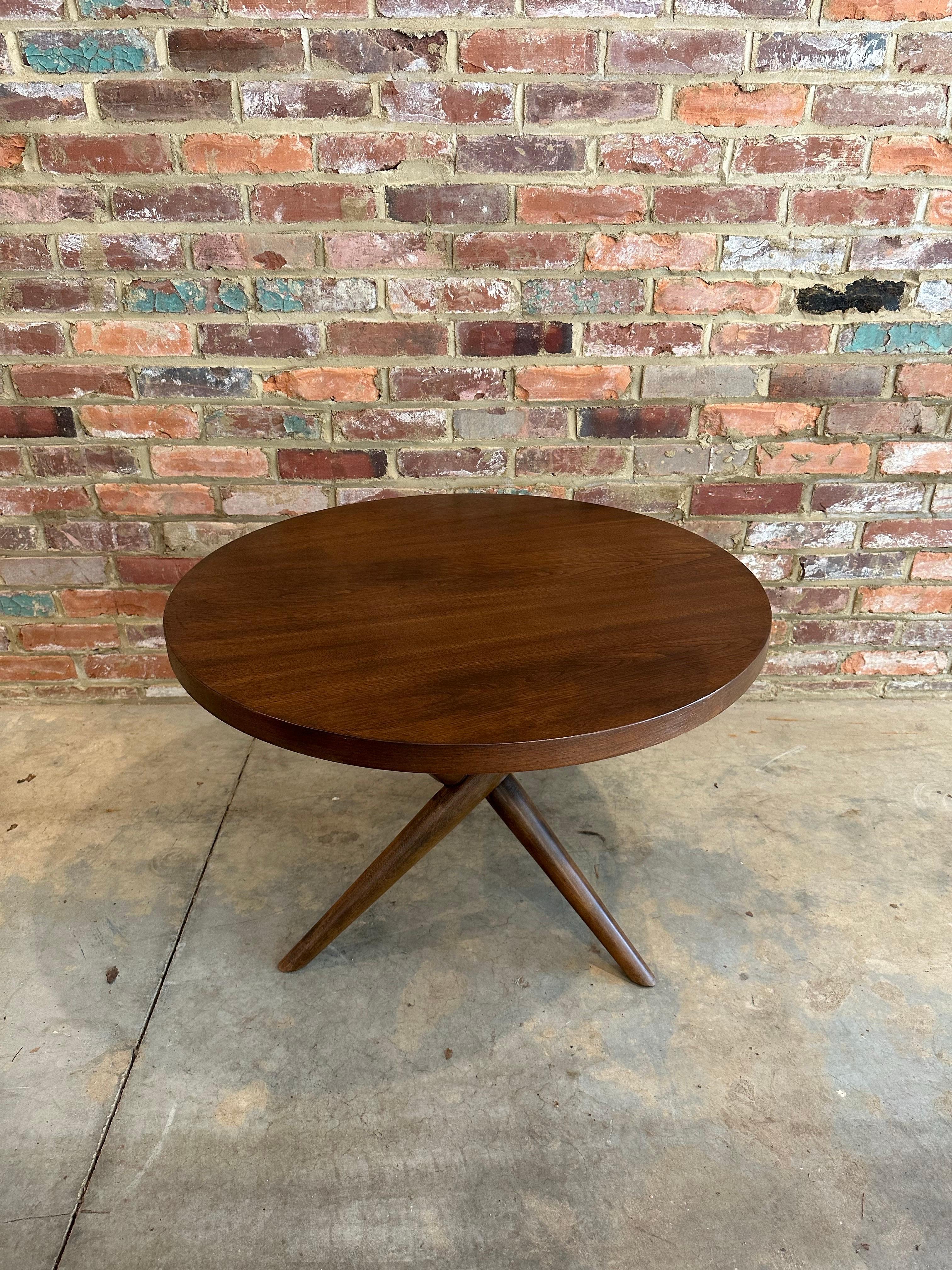 1950s t.h. Robsjohn-Gibbings Widdicomb Walnut Occasional Tripod Table For Sale 4