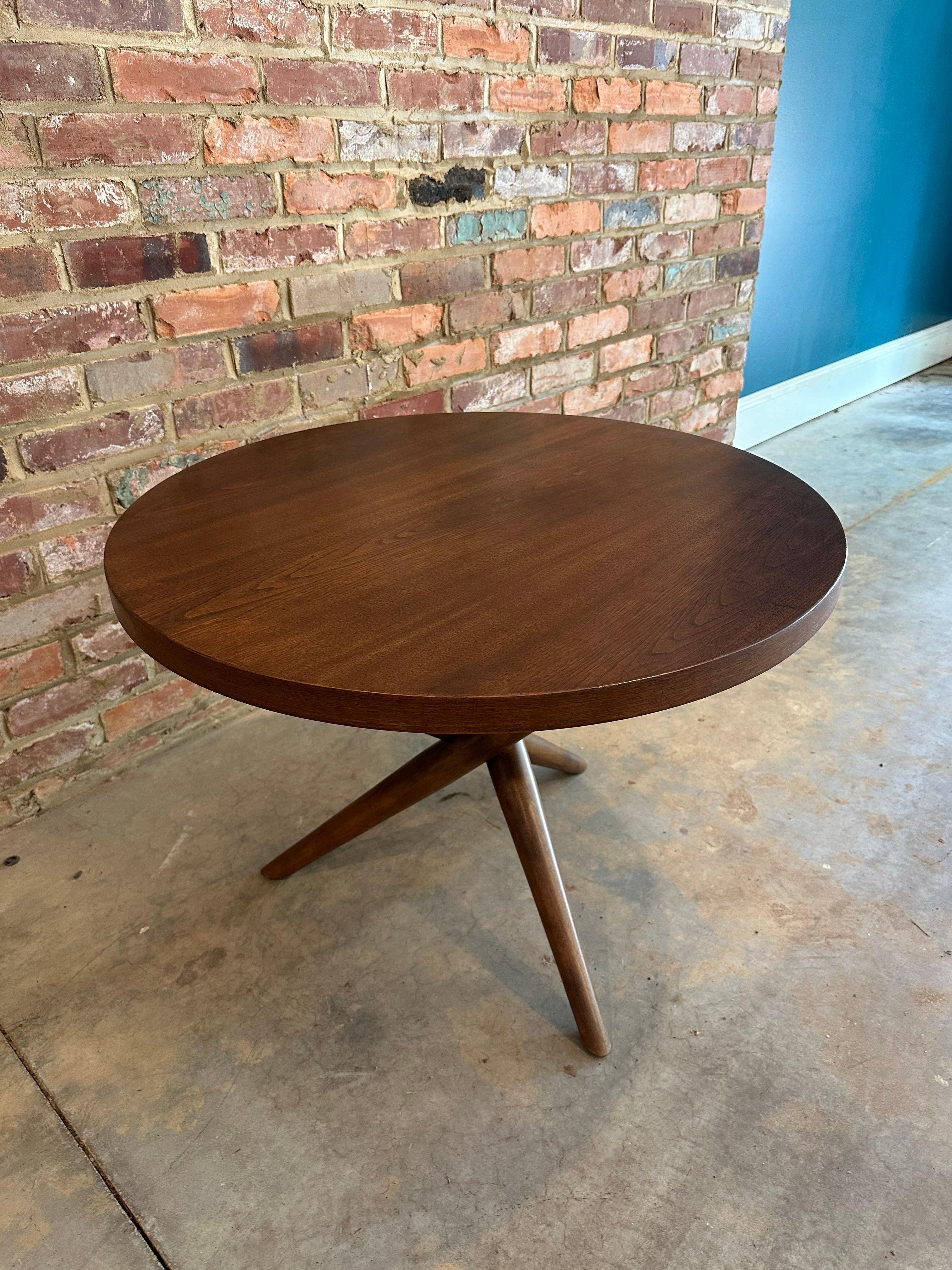 1950s t.h. Robsjohn-Gibbings Widdicomb Walnut Occasional Tripod Table For Sale 6
