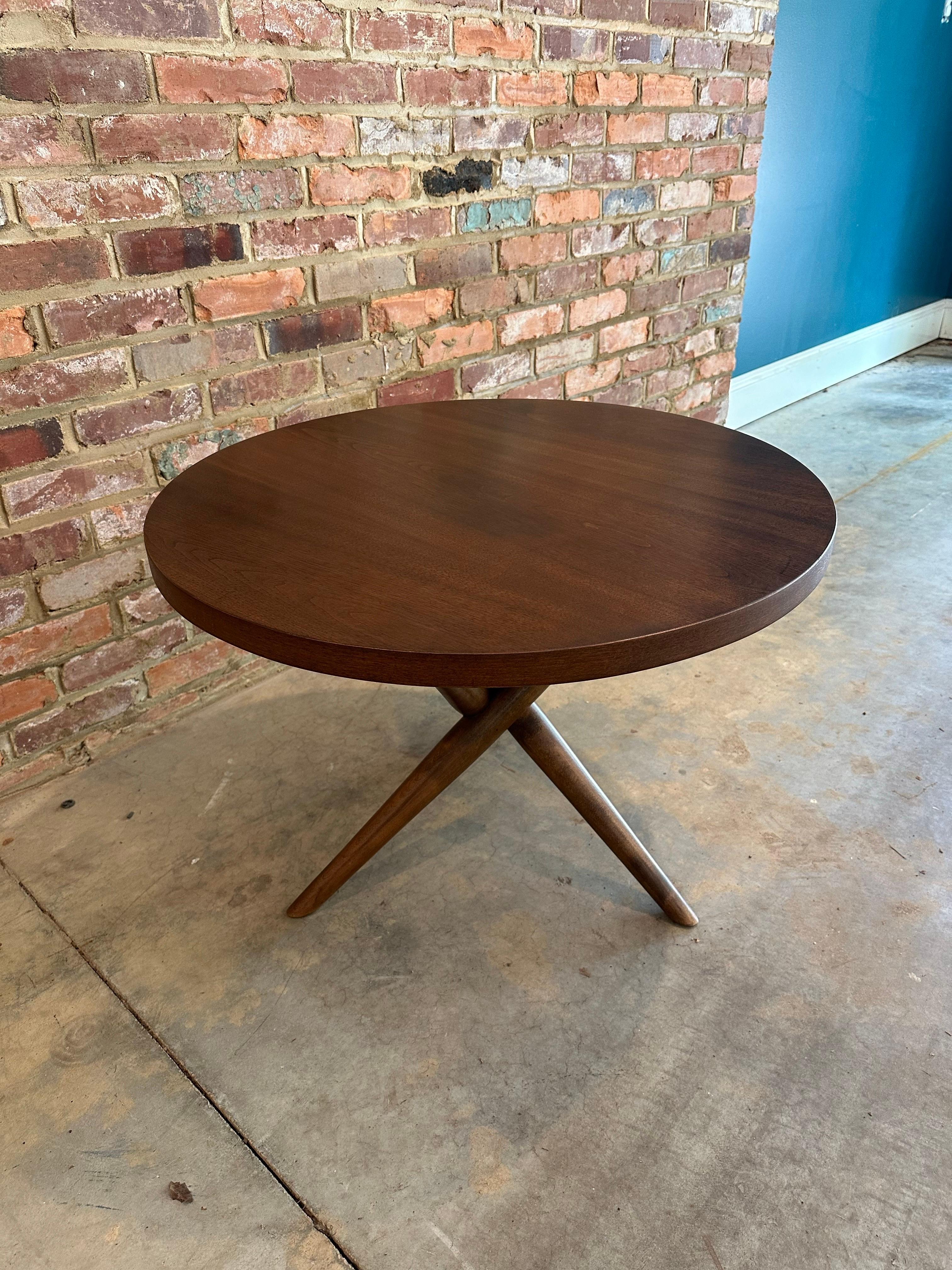 1950s t.h. Robsjohn-Gibbings Widdicomb Walnut Occasional Tripod Table For Sale 7