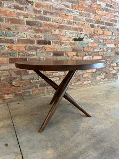 1950s t.h. Robsjohn-Gibbings Widdicomb Beistelltisch aus Nussbaumholz mit Dreibein