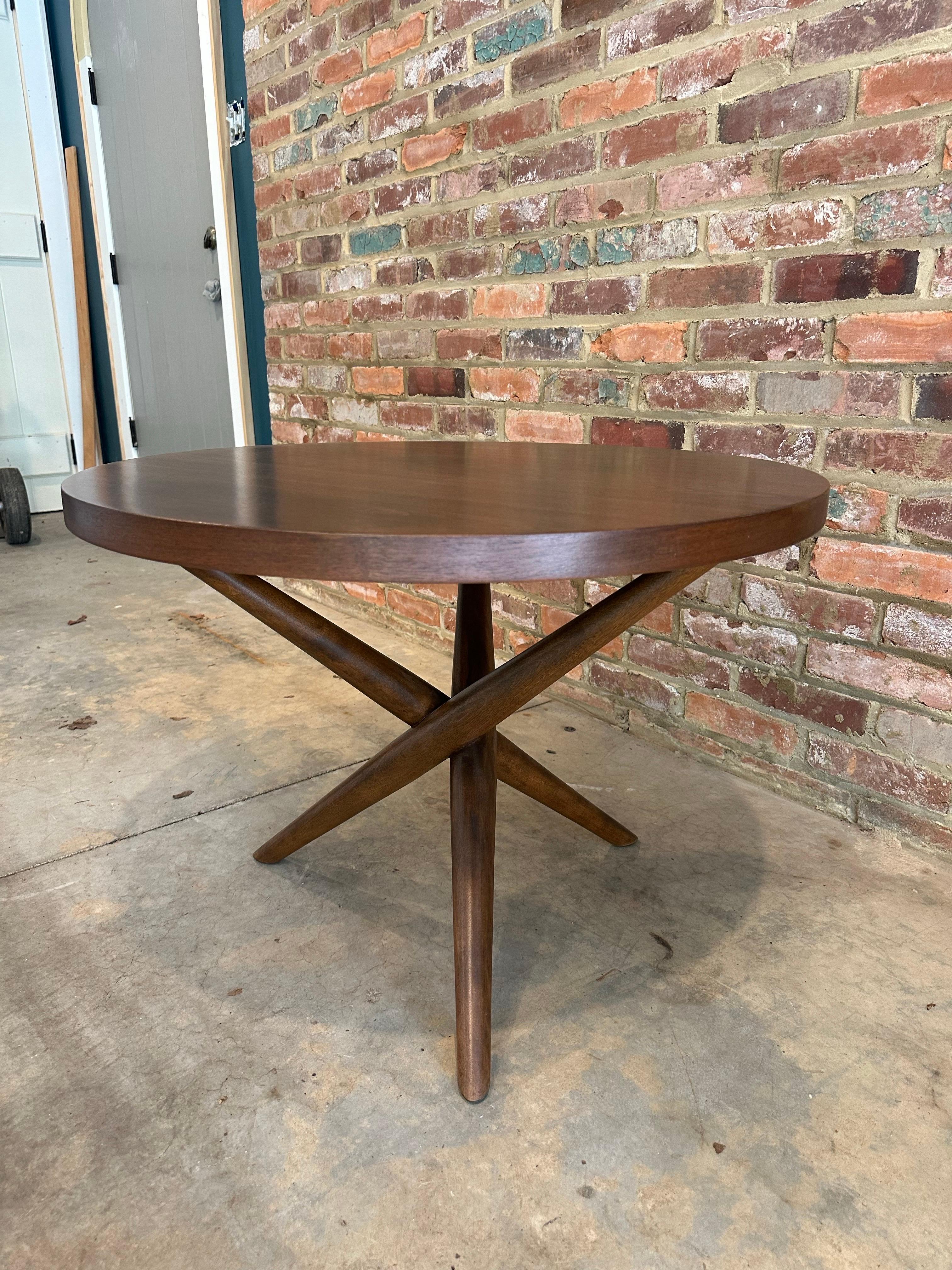 1950s t.h. Robsjohn-Gibbings Widdicomb Walnut Occasional Tripod Table For Sale 1