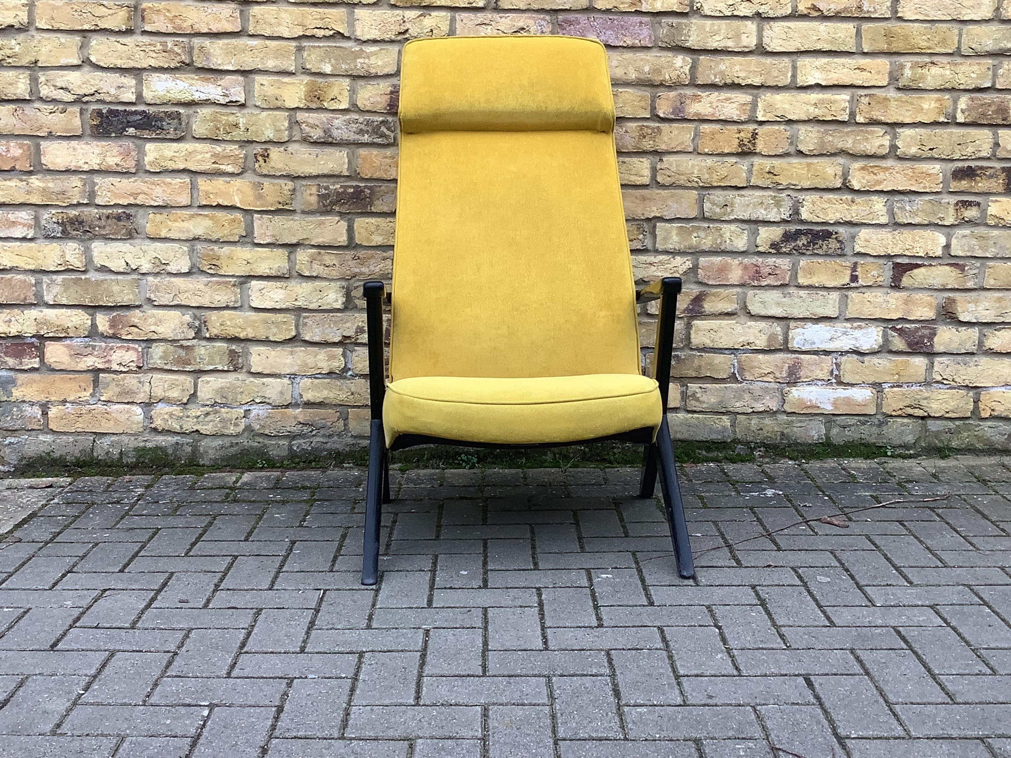 Scandinavian armchair designed by Bengt Ruda for the company NK, Nordiska Kompaniet. In the 1950s. Structure and legs in beech, seat and back in blue fabric. A 