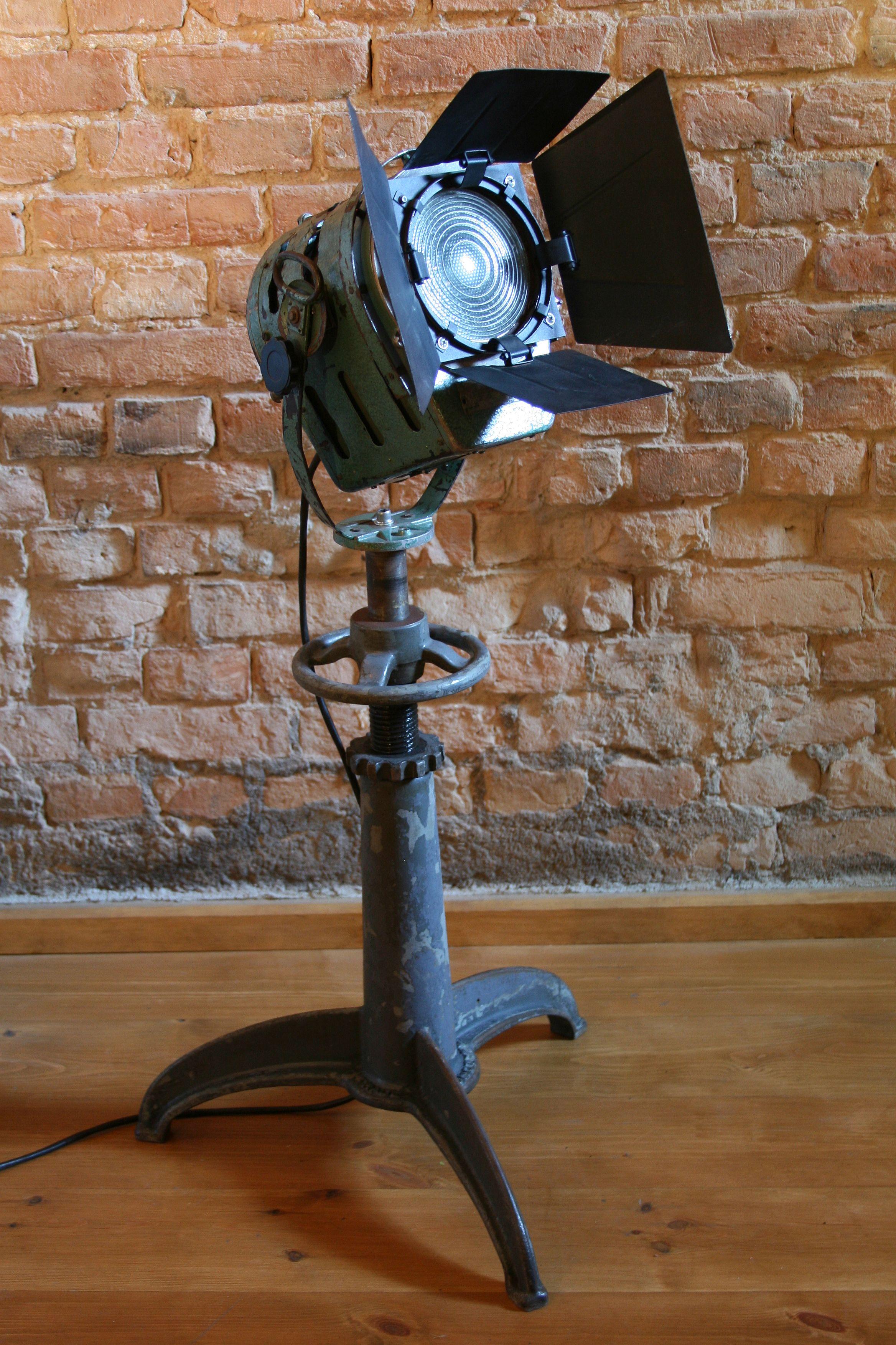 An original classic theater and film spotlight produced in Poland.
Manufacturer: Lódzkie Zaklady Kinotechniczne
Production year: 1955
Construction:
The reflector’s body is made of steel sheet covered with the original, so-called ”Hammer”