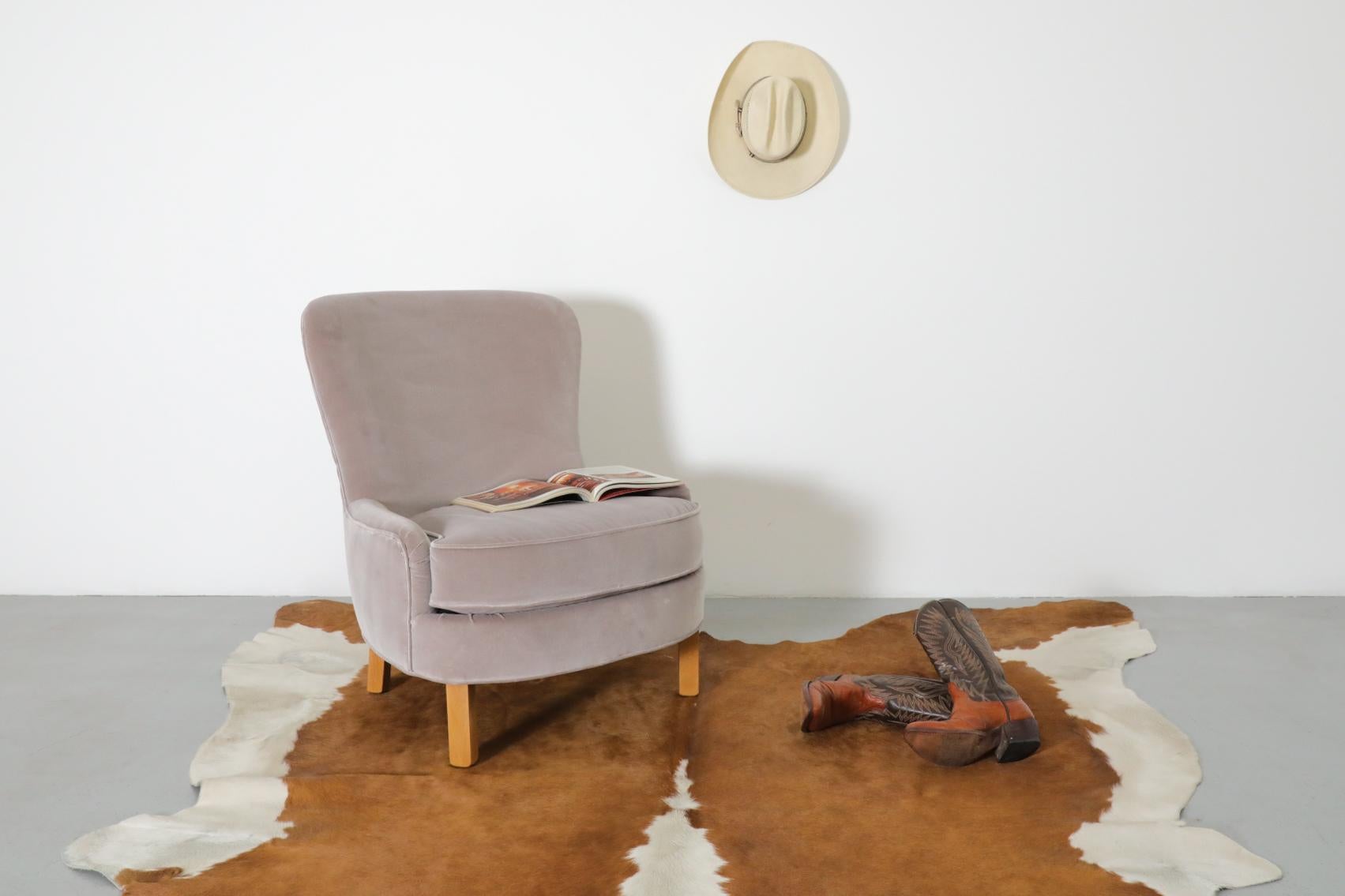 1950s lounge chair by Theo Ruth for Artifort. This charming piece has a soft, rounded shape with beautiful new velvety taupe Knoll upholstery (Oh La La - Taupe #K22012) with piping. Lightly refinished legs, new upholstery. Wear consistent with age