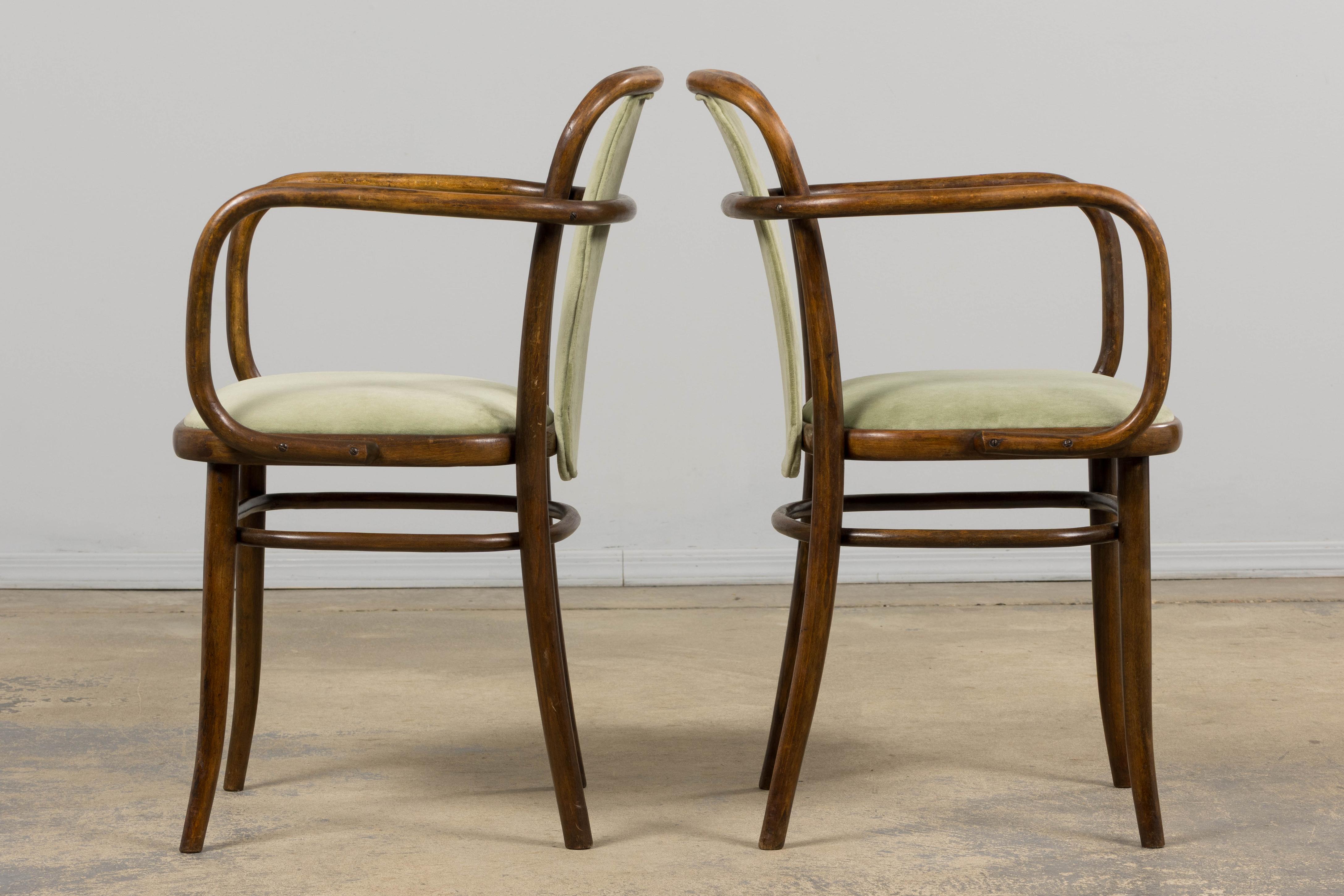 1950er Thonet Bugholzsessel in Weidengrünem Samt - 6er Set im Angebot 4