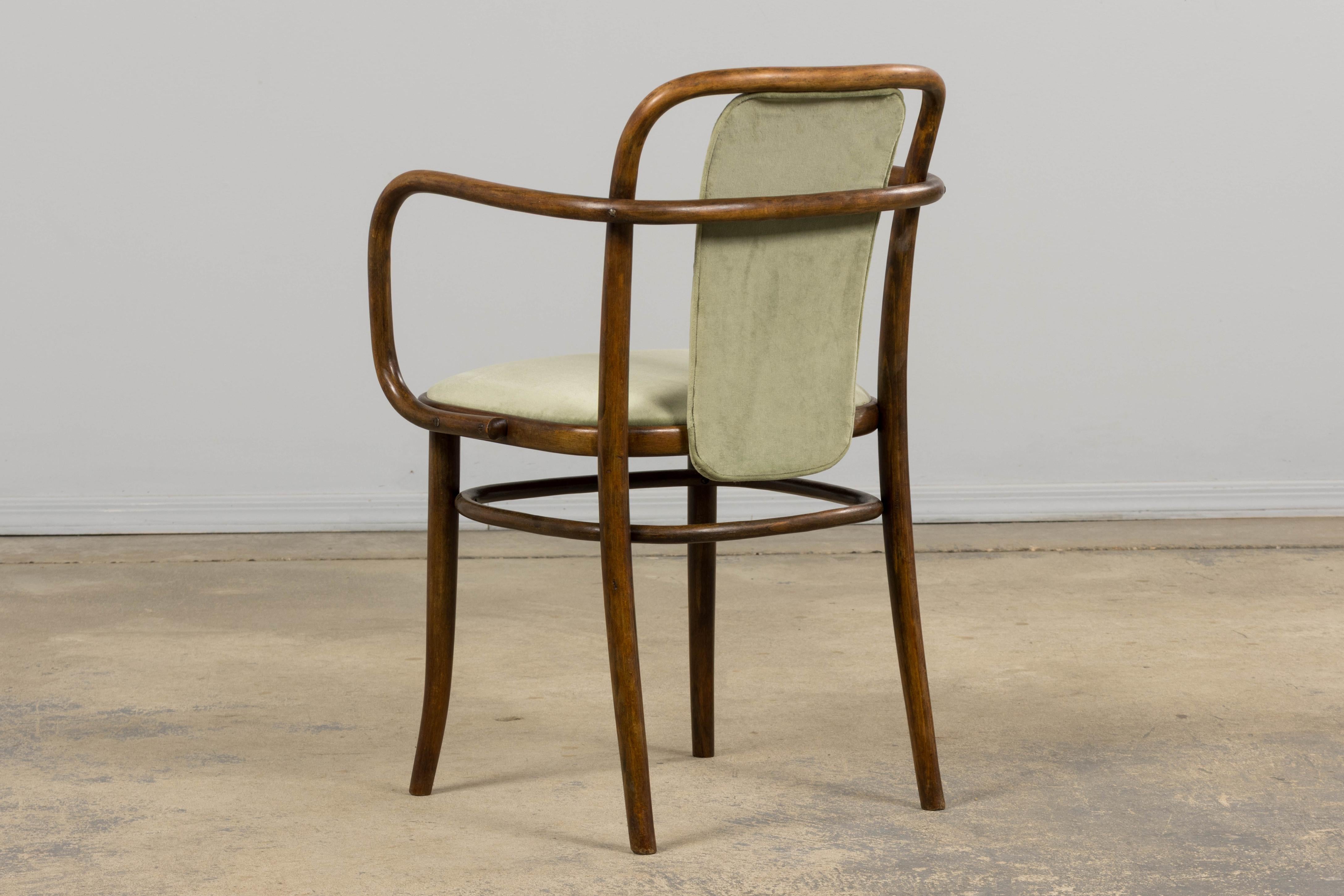 1950er Thonet Bugholzsessel in Weidengrünem Samt - 6er Set im Angebot 5