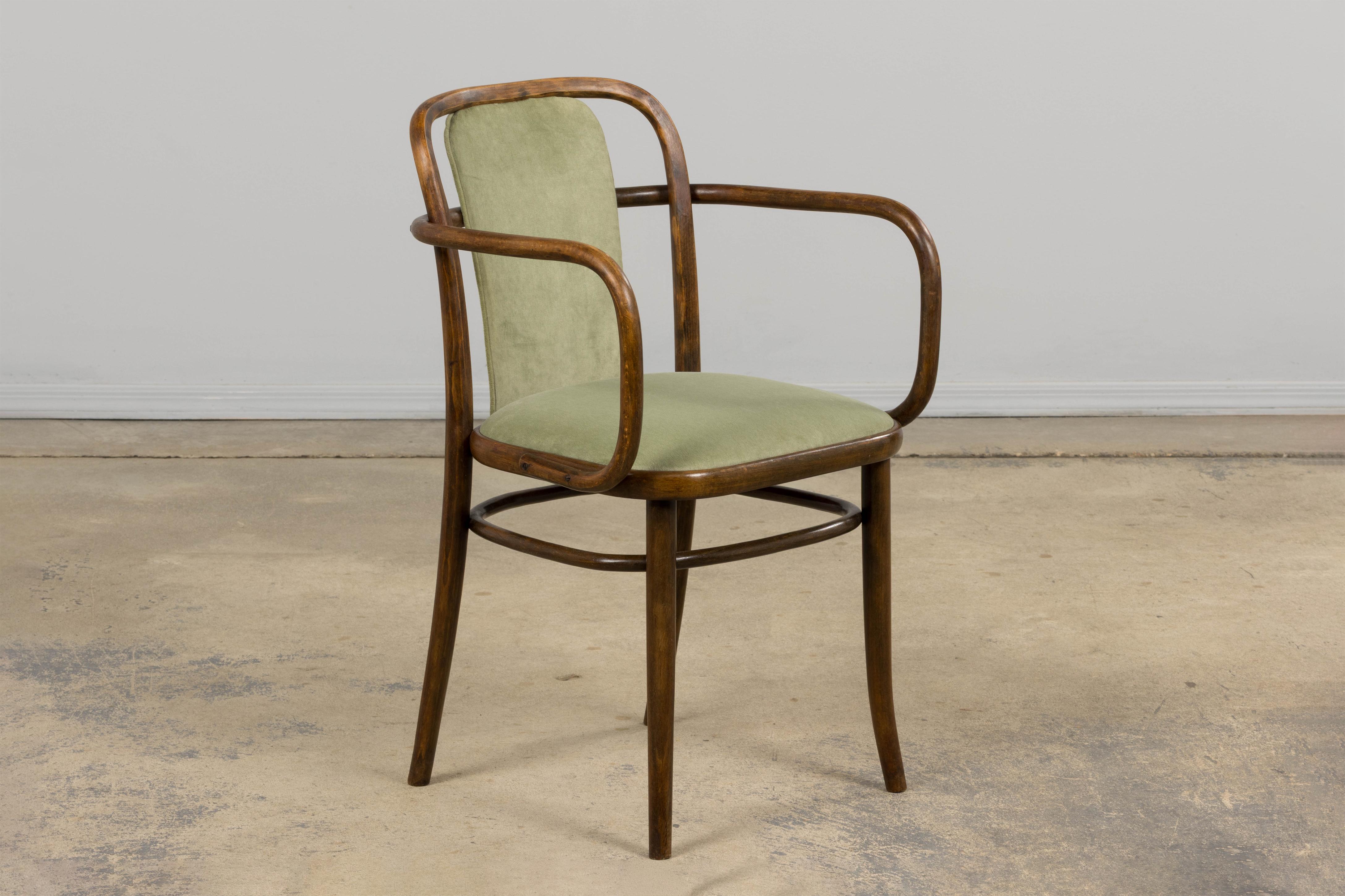 1950er Thonet Bugholzsessel in Weidengrünem Samt - 6er Set im Zustand „Gut“ im Angebot in Astoria, NY
