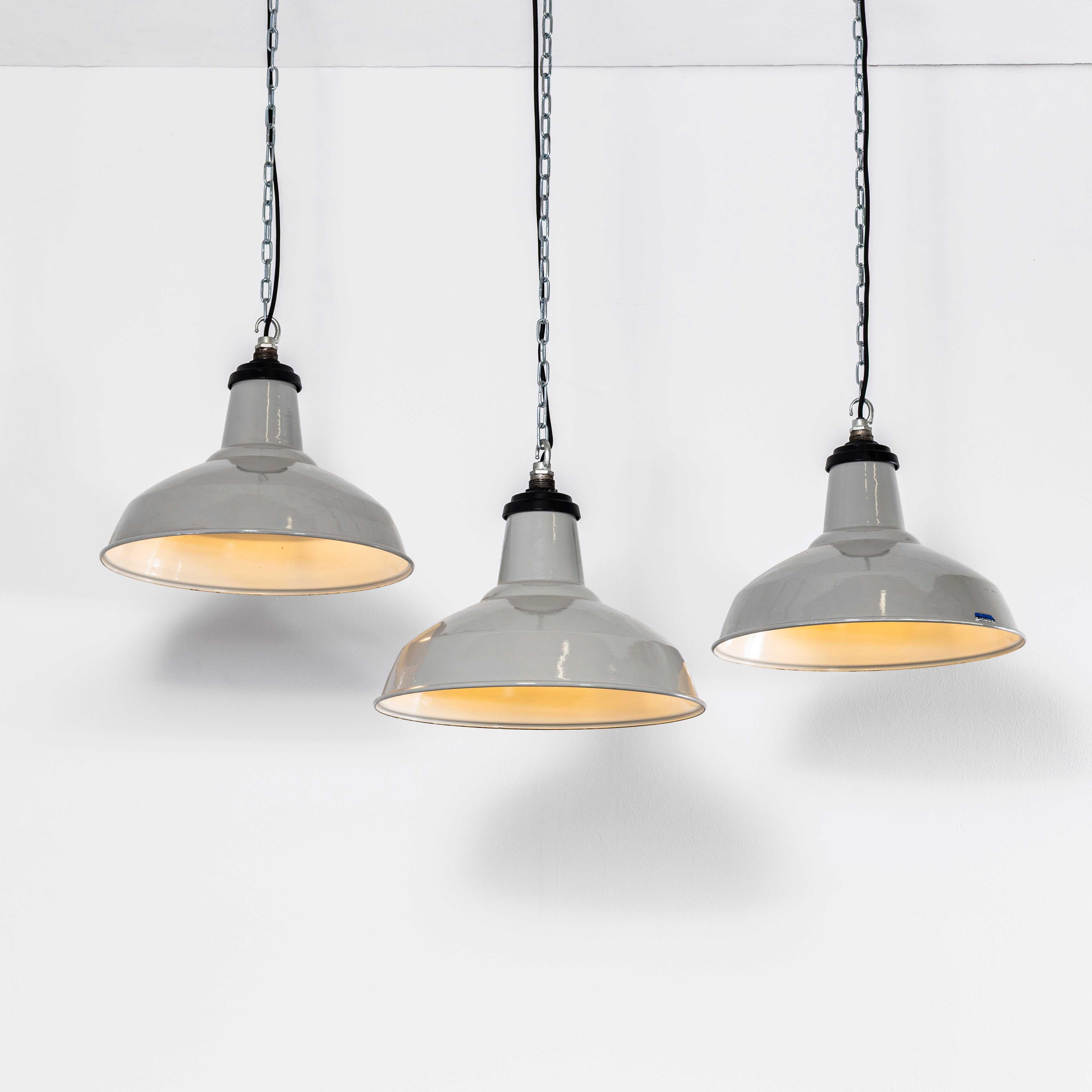 Lampe pendante industrielle en émail gris Thorlux des années 1950 - 16 Inch. 
Thorlux produit au Royaume-Uni, principalement des lampes d'entrepôt émaillées. Fabriqués en acier filé et émaillé, les plateaux sont en fonte d'aluminium. Les lampes