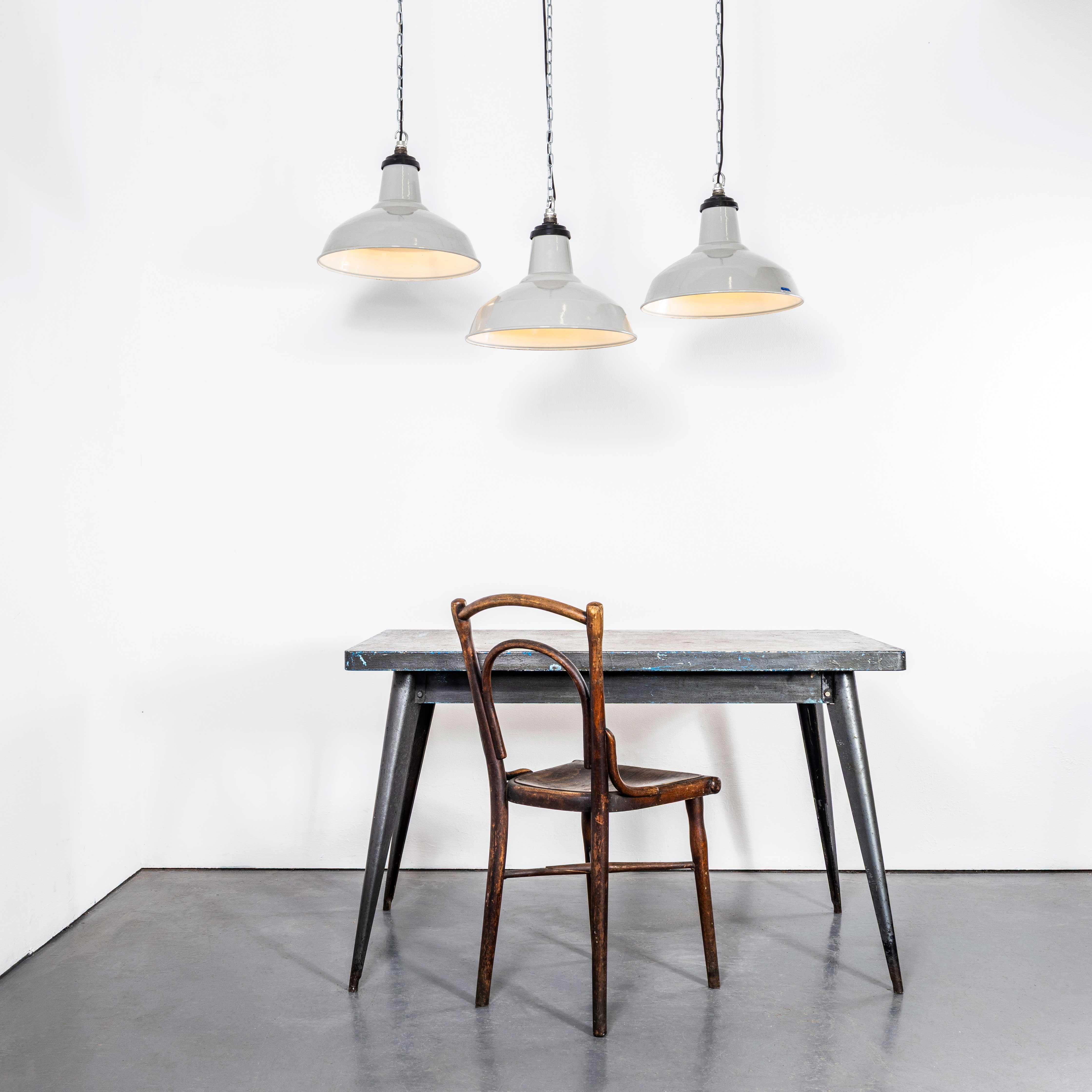 Anglais Lampe pendante industrielle en émail gris Thorlux des années 1950 - 16 Inch en vente