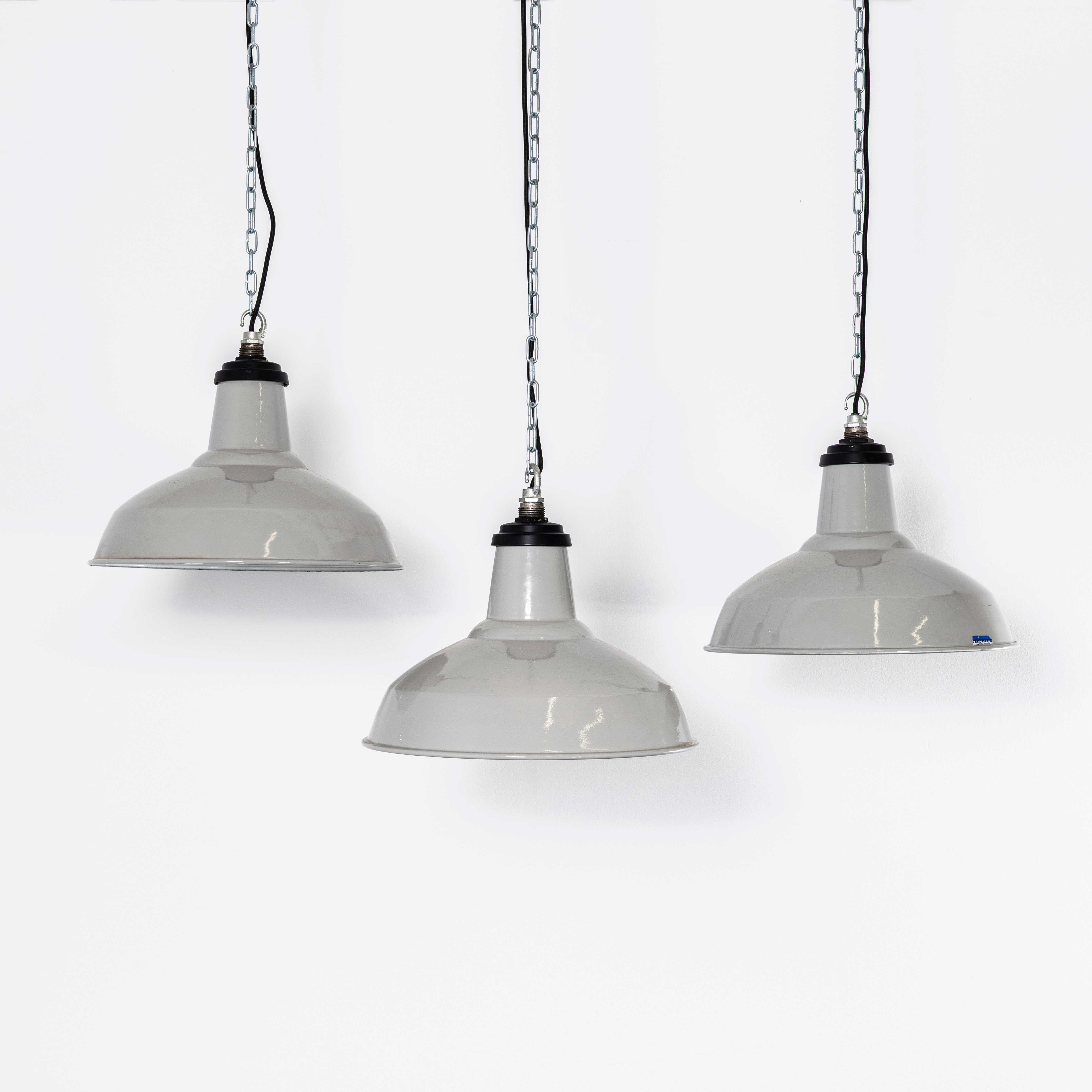 Acier Lampe pendante industrielle en émail gris Thorlux des années 1950 - 16 Inch en vente
