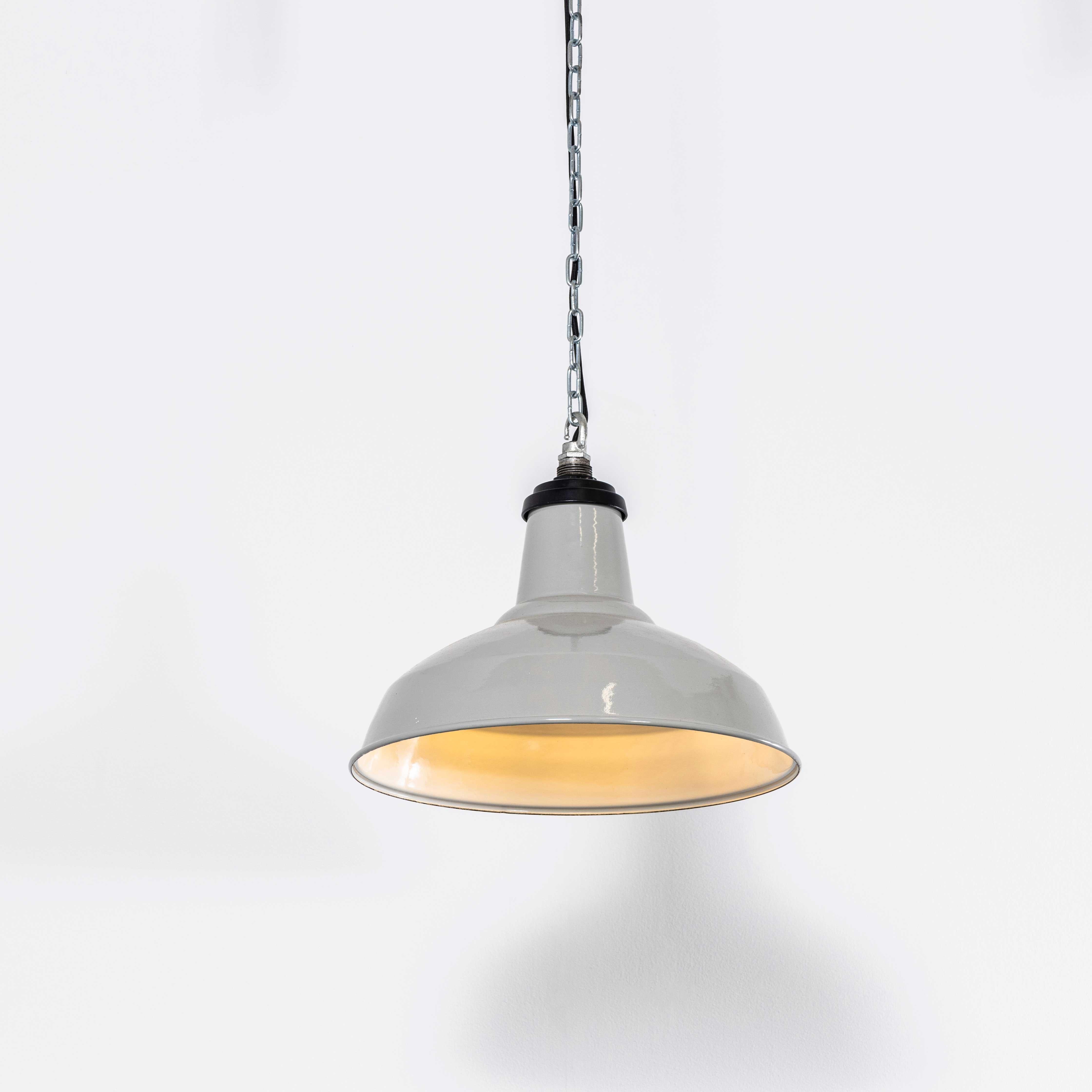 Lampe pendante industrielle en émail gris Thorlux des années 1950 - 16 Inch en vente 1
