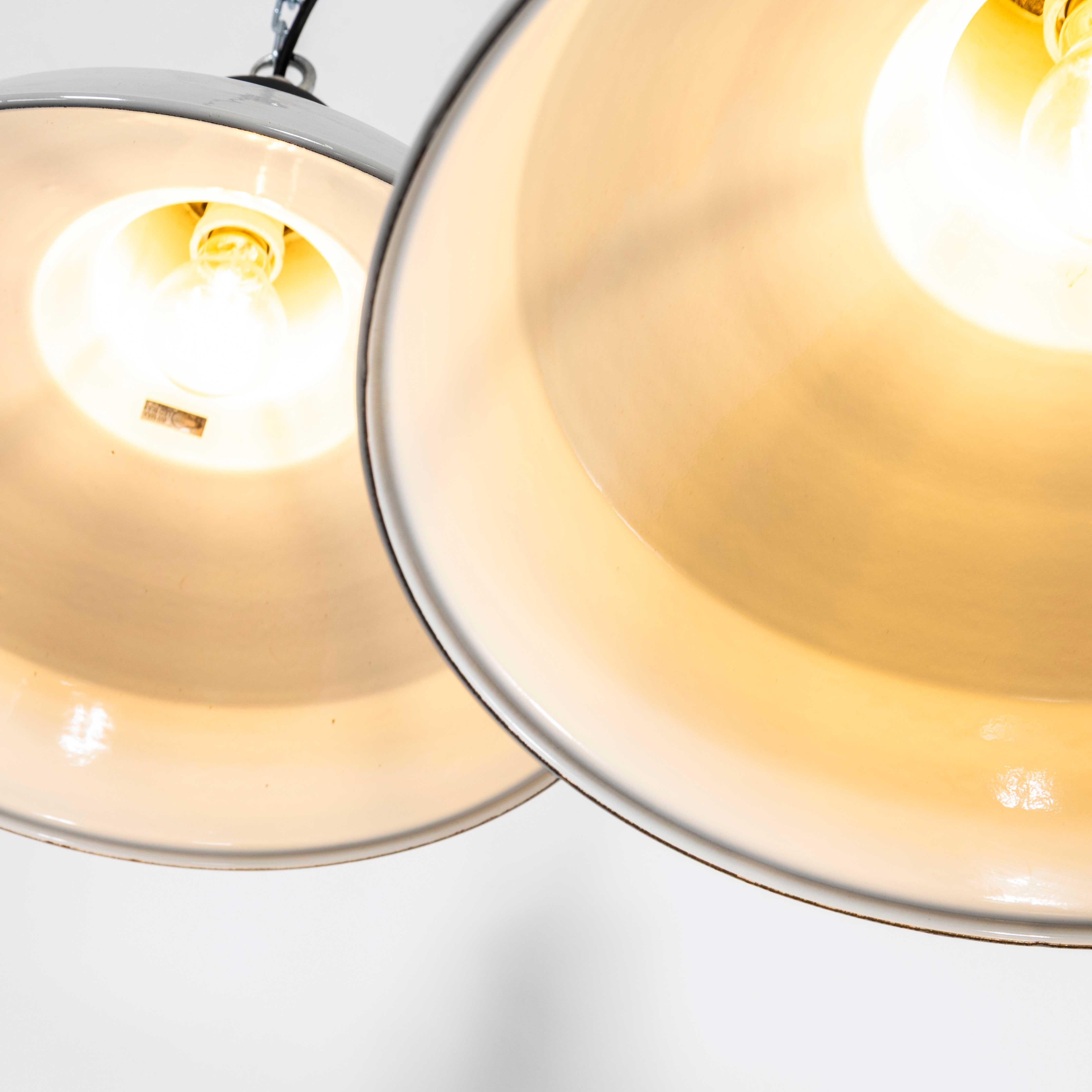 Lampe pendante industrielle en émail gris Thorlux des années 1950 - 16 Inch en vente 2