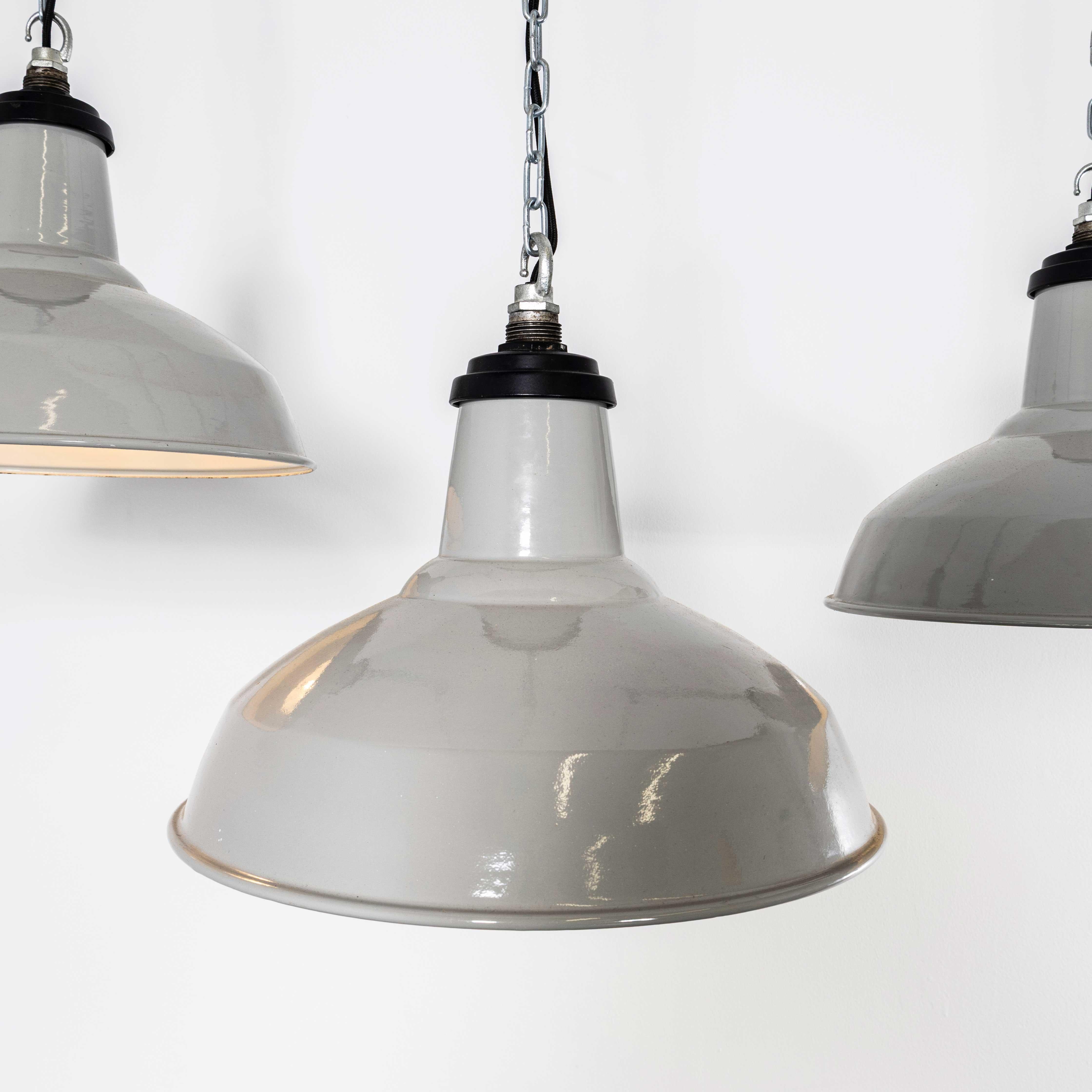 Lampe pendante industrielle en émail gris Thorlux des années 1950 - 16 Inch en vente 3