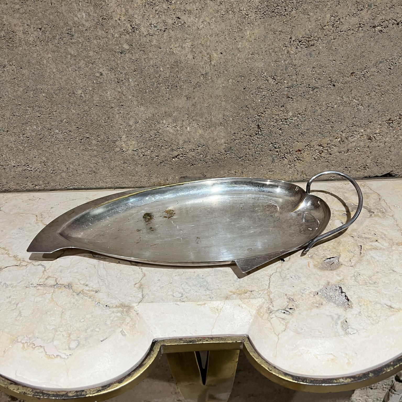 AMBIANIC presenta
Plato de servir plateado de los años 50 Bandeja con hojas 
pan o condimento de forma oblonga 
Estampado con 3 coronas Three Crowns Silversmiths de PA
estética minimalista de influencia escandinava
1,75 alto x 14,5 largo x 7,5